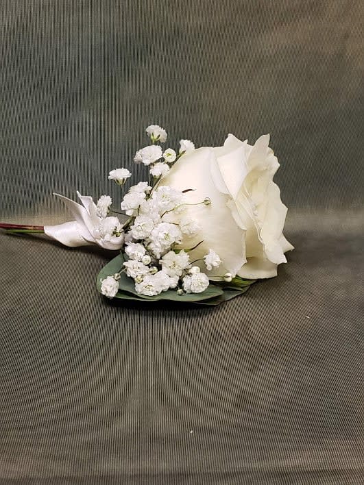 Rose Boutonniere - *ALL ORDERS FOR WEDDINGS MUST BE CALLED IN FOR A CONSULTATION… 1 WEEK NOTICE REQUIRED FOR PROM OR FORMAL EVENTS *Love this design, but want different colors? Typically, there's no additional cost for color adjustments. Just email us which colors you have in mind, and we’ll confirm availability before processing your order.