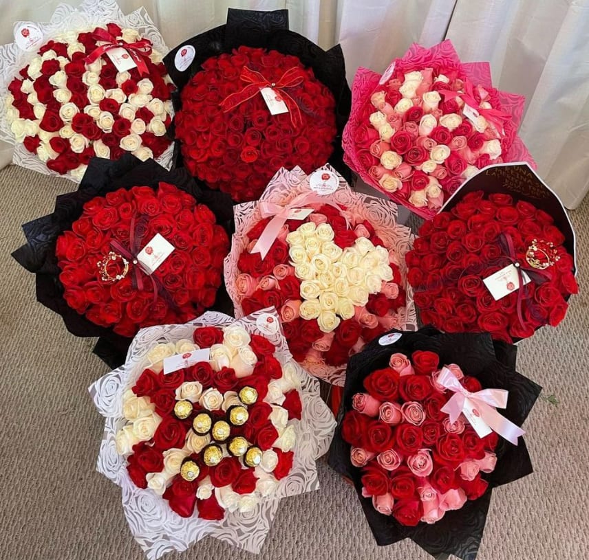  50 Roses Bouquet Endless love - Choose one of our beautiful bouquets! 50 fresh roses. Perfect to impress your special one  Please choose your color combination: Red roses Red &amp; white roses Pink roses  add the note in the check out session or we will give you a call to confirm colors