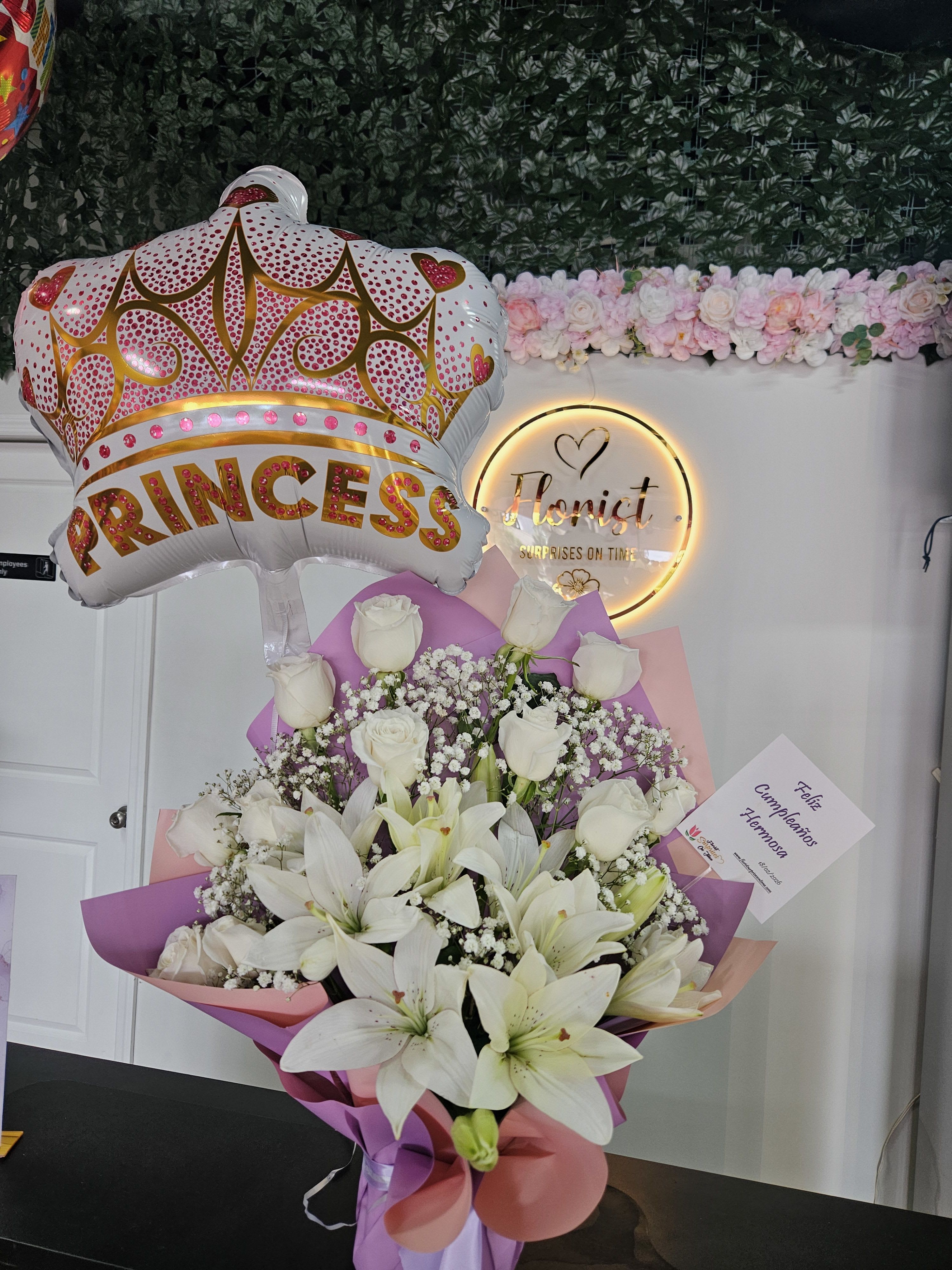 Delicadeza De Princesa - Elegante ramo de lirios blancos y rosas, acompañado de un hermoso globo de princesa. un detalle perfecto para hacer sentir a alguien especial.
