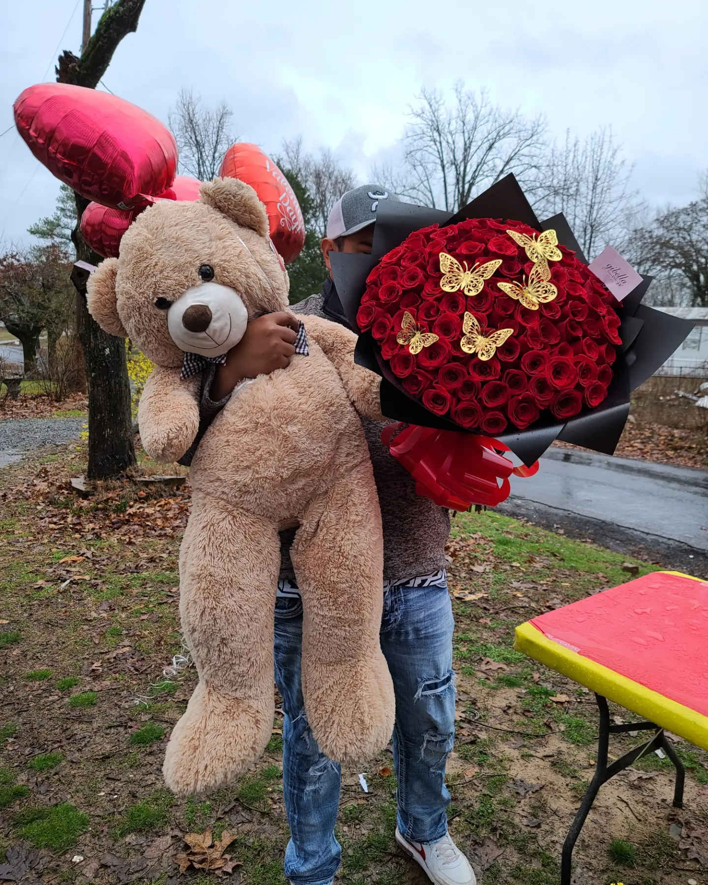 Combo teddy bear - Wrapped 100 rose bouquet and a XL teddy bear   Rose color available: Red  Pink Hot Pink White you can mix  If you want to request a color wrapping of your choice please write it on the note part, if not you allow us to be creative, we always love to play with colors and wrapping. 