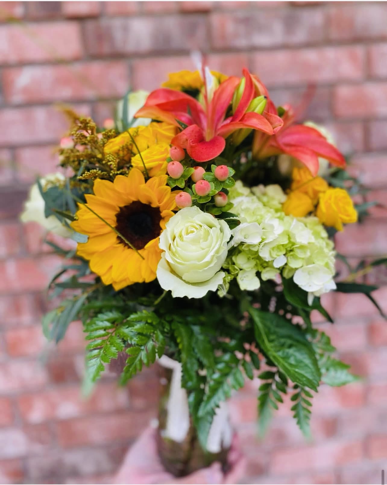 Maple Moss - Designed to bring rustic elegance into any space, this arrangement pairs beautifully with cozy interiors, fall gatherings, or as a thoughtful seasonal gift. Handcrafted with care, Maple Moss transforms any room into a haven of autumn charm.