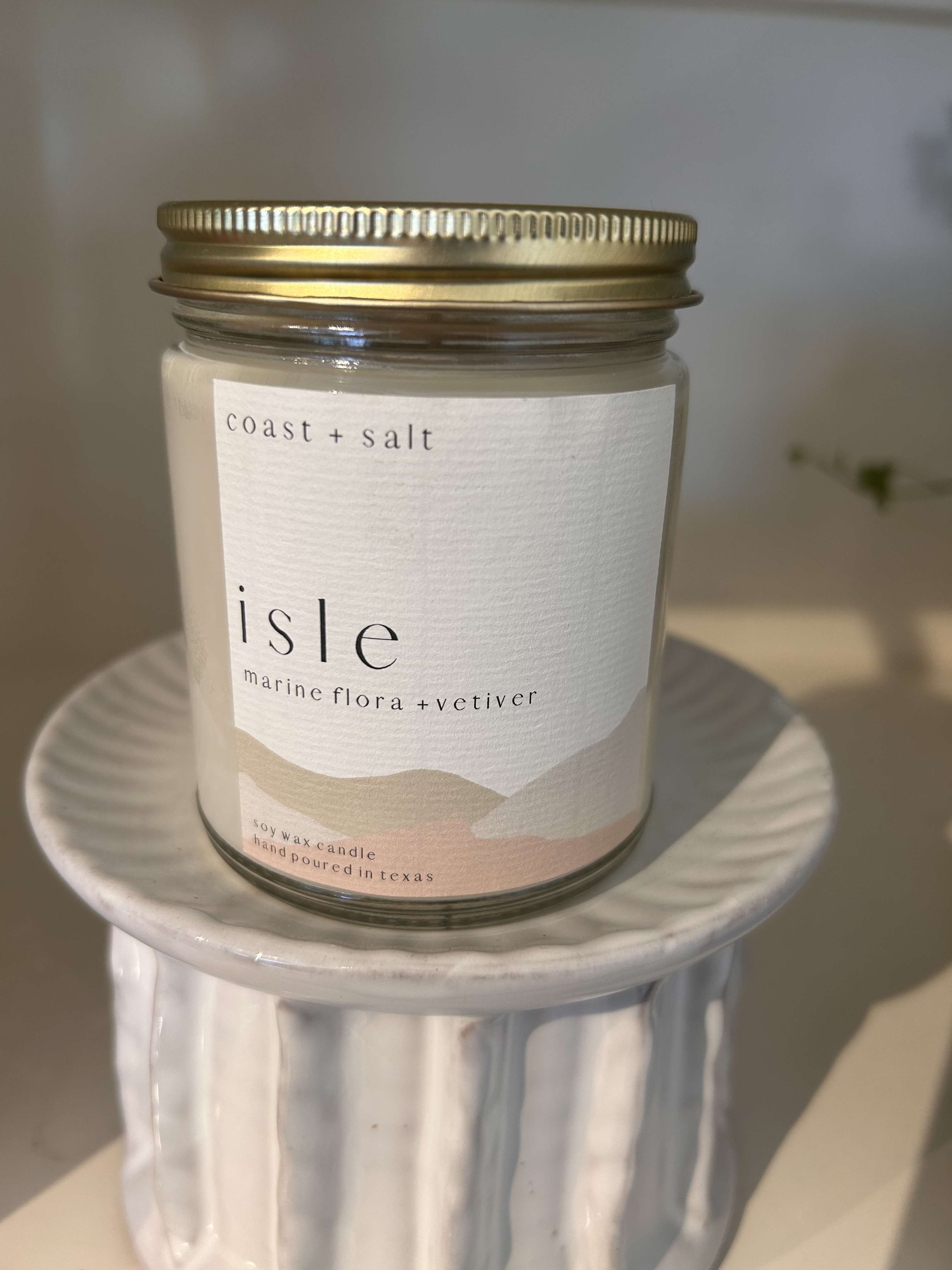 Isle Candle  - Created by Coast+Salt-  Isle has notes of marine flora, vetiver, and sea salt for a refreshingly crisp and floral scent. soy wax , 7.5 oz, Burn Time: 40+ hours