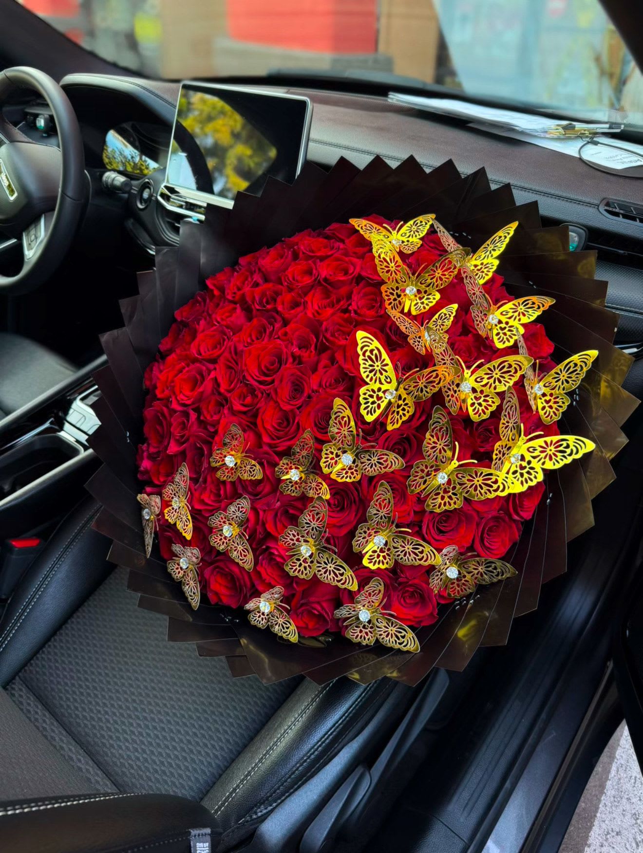 100 Romantic Ramo Buchón  - 100 romantic long stem roed roses wrapped in black papel and decorative with gold butterfly's a PERFECT ANNIVERSARY AND LOVE YOU gift