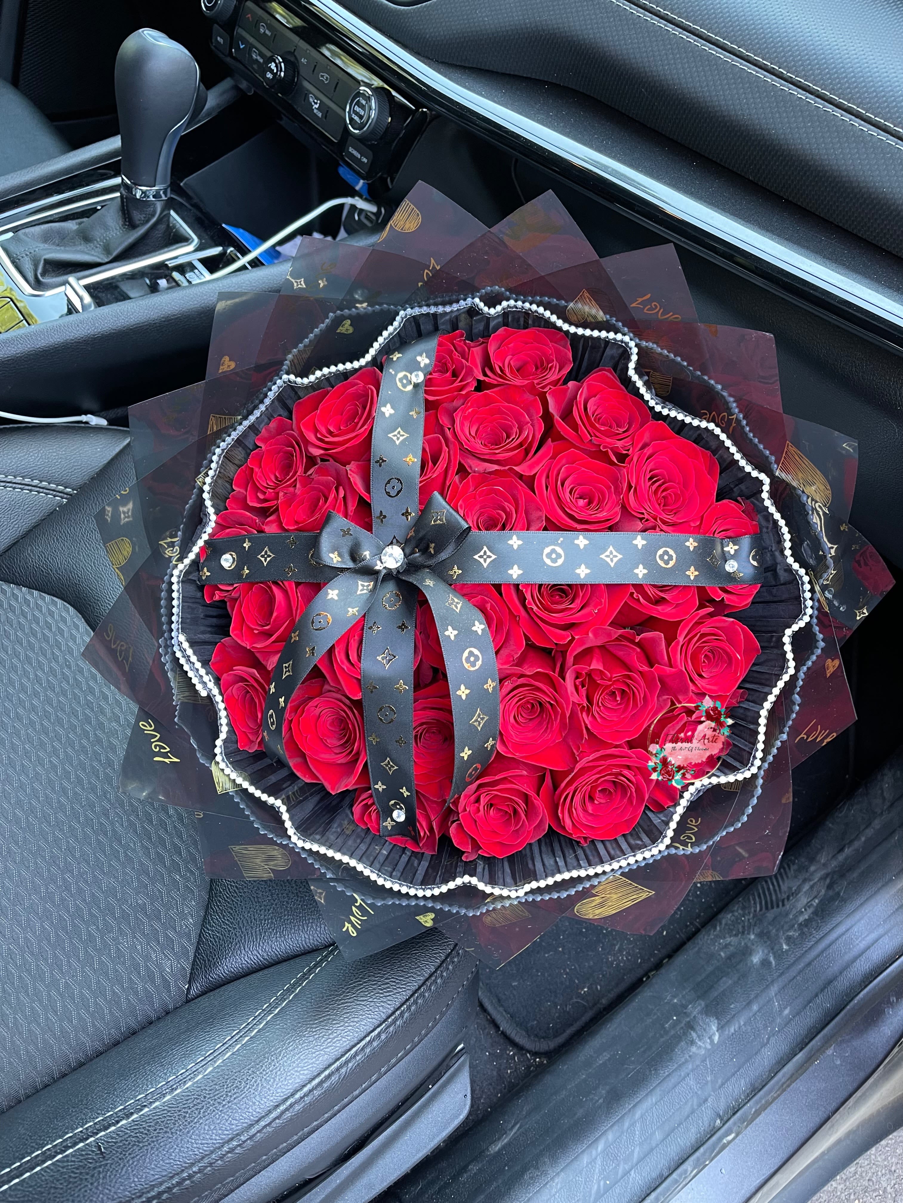 25 Wrapped Red Roses  - 25 Wrapped Red Roses  a classic mini buchón of 25 long stem red roses wrapped in black papel, a perfect gift for a just because or i love you 