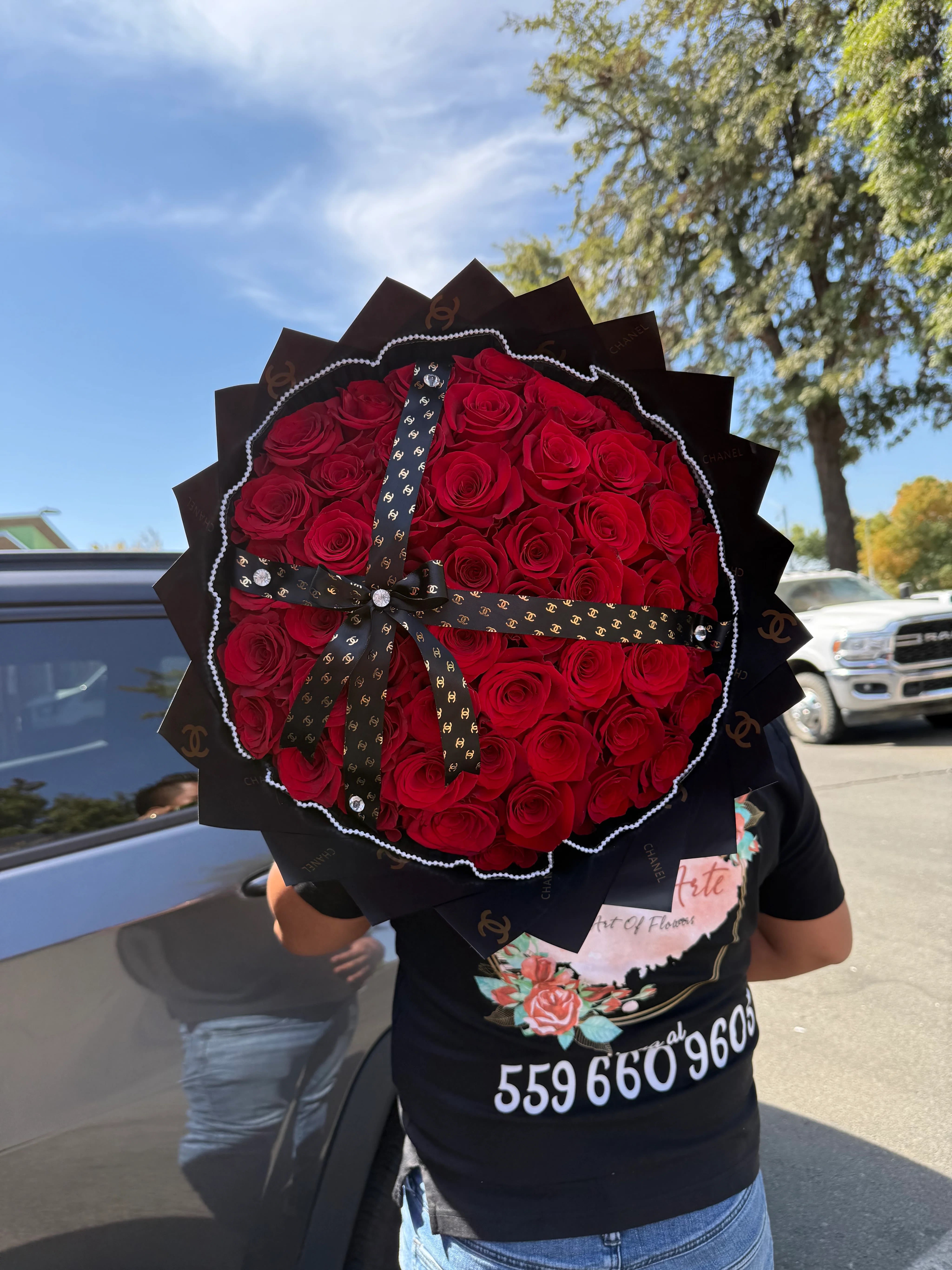 50 Wrapped Red Roses Ramo Buchón  - 50 Wrapped Red Roses  A classic 50 Long stem red roses wrapped in black papel, a perfect anniversary gift or a just because 