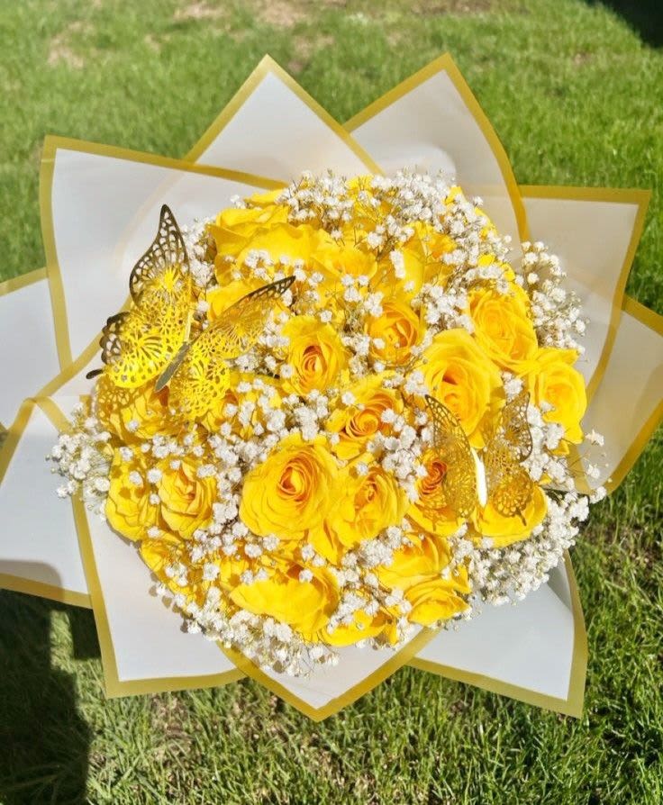 Royal Sunshine - A bright and elegant round bouquet crafted with fresh yellow roses, beautifully framed by soft baby’s breath for a delicate, airy finish. A radiant design that conveys joy, positivity, and heartfelt affection. Available in two sizes: 12 roses and 25 roses.