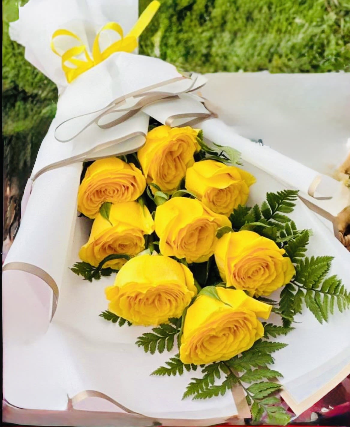 8 roses bouquet yellow  - Fresh flowers in bouquet.