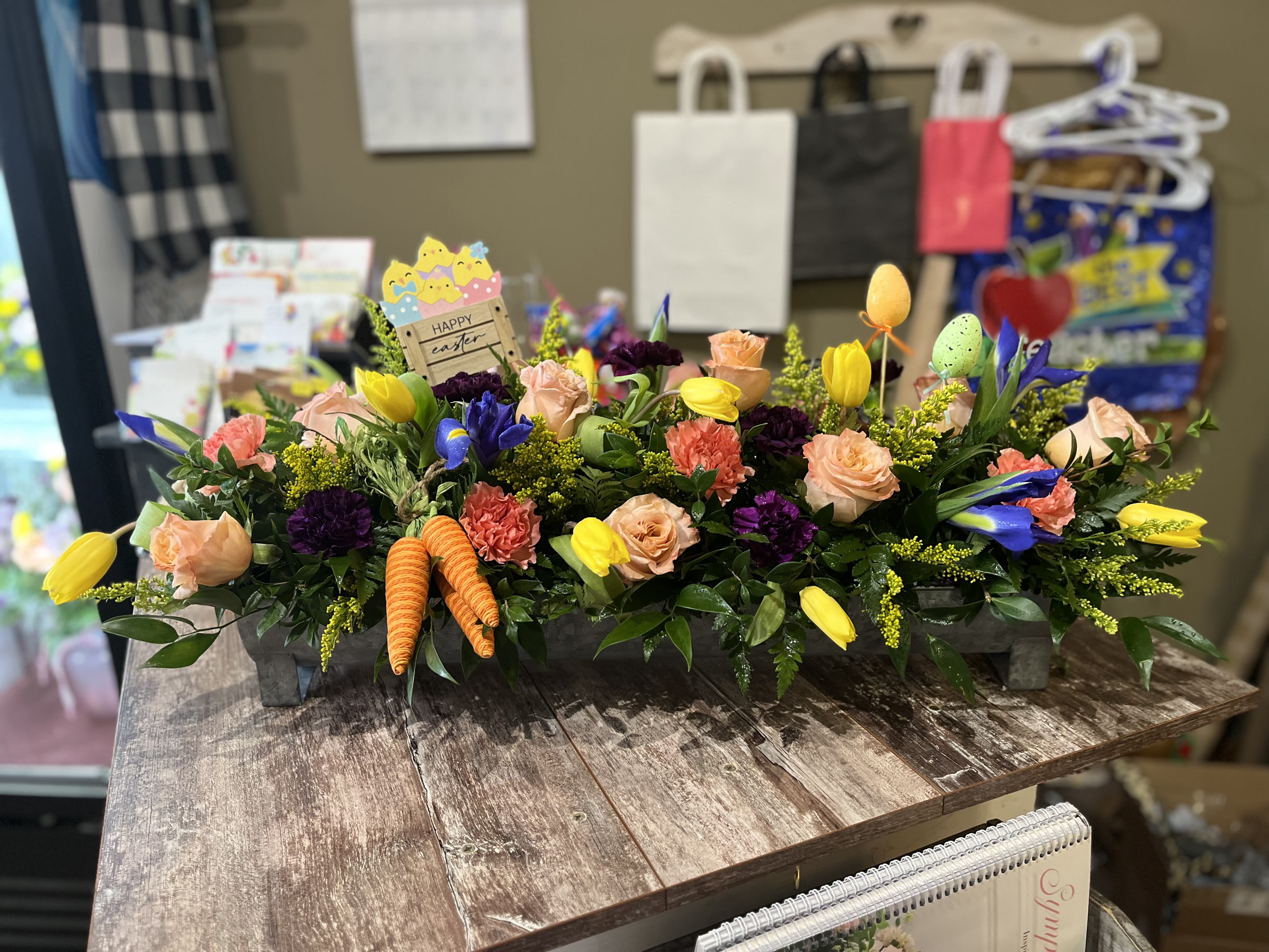 Designer Choice Table Centerpiece - Colors and flowers may vary based upon availability.