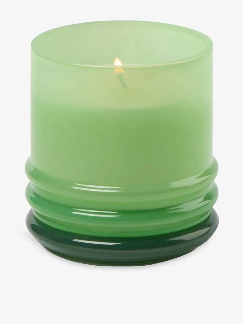 Minty Verde Candle - A lovely Spring and Summer scented candle. Top Notes: Ozone, Eucalyptus, Mint, Green. Middle Notes: Geranium, Peony, Violet Base Notes: Amber, Patchouli, Moss, Sandalwood. 7oz. Burn time 30+ hours. The candle will arrive wrapped in tissue paper, a gift bag and topped with ribbon.