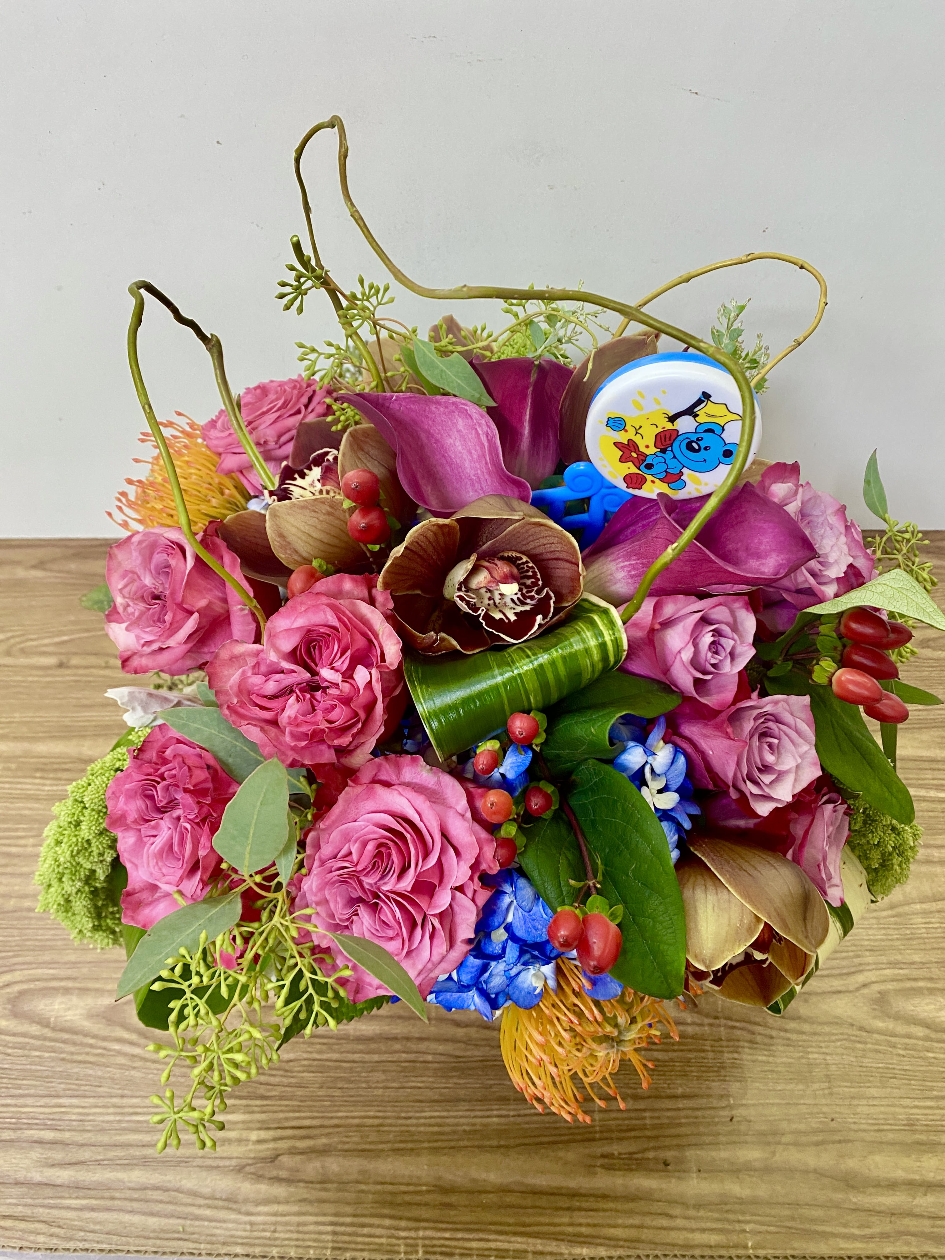 IT'S a BOY - combinations off flowers in a glass vase with a sign IT'S A BOY