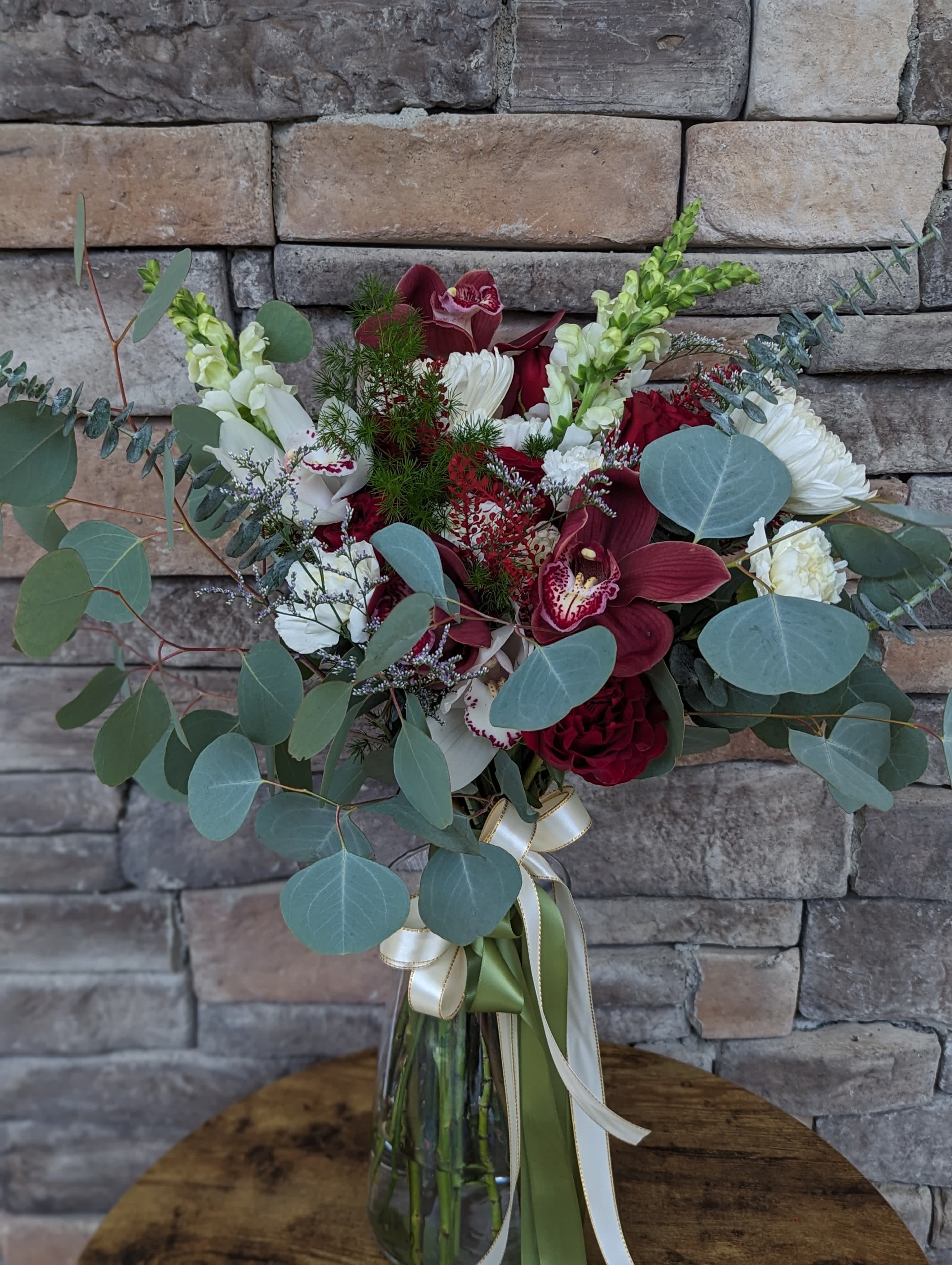 Prairie Brodée - A Seasonal Symphony of Color and Texture  Embrace the ever-changing beauty of nature with this carefully curated bouquet whose name means embroidered meadow. Each arrangement features a vibrant array of premium, cultivated blooms, selected to reflect the current season's most stunning offerings.  Expect a delightful mix of colors, shapes, and textures, artfully arranged to create a captivating display that celebrates the artistry of floral design.  Ever-Evolving Elegance  As the seasons shift and floral availability evolves, so too will the specific blooms and vase styles used in each bouquet.  This ensures a unique and fresh experience every time, allowing you to enjoy the beauty of nature's continual transformations.