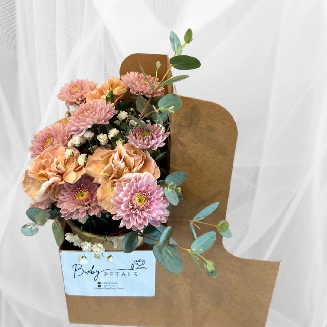 Neutral Carrier - Flower selection may differ. Add your preferred drink to the carrier (DRINK NOT INCLUDED). 