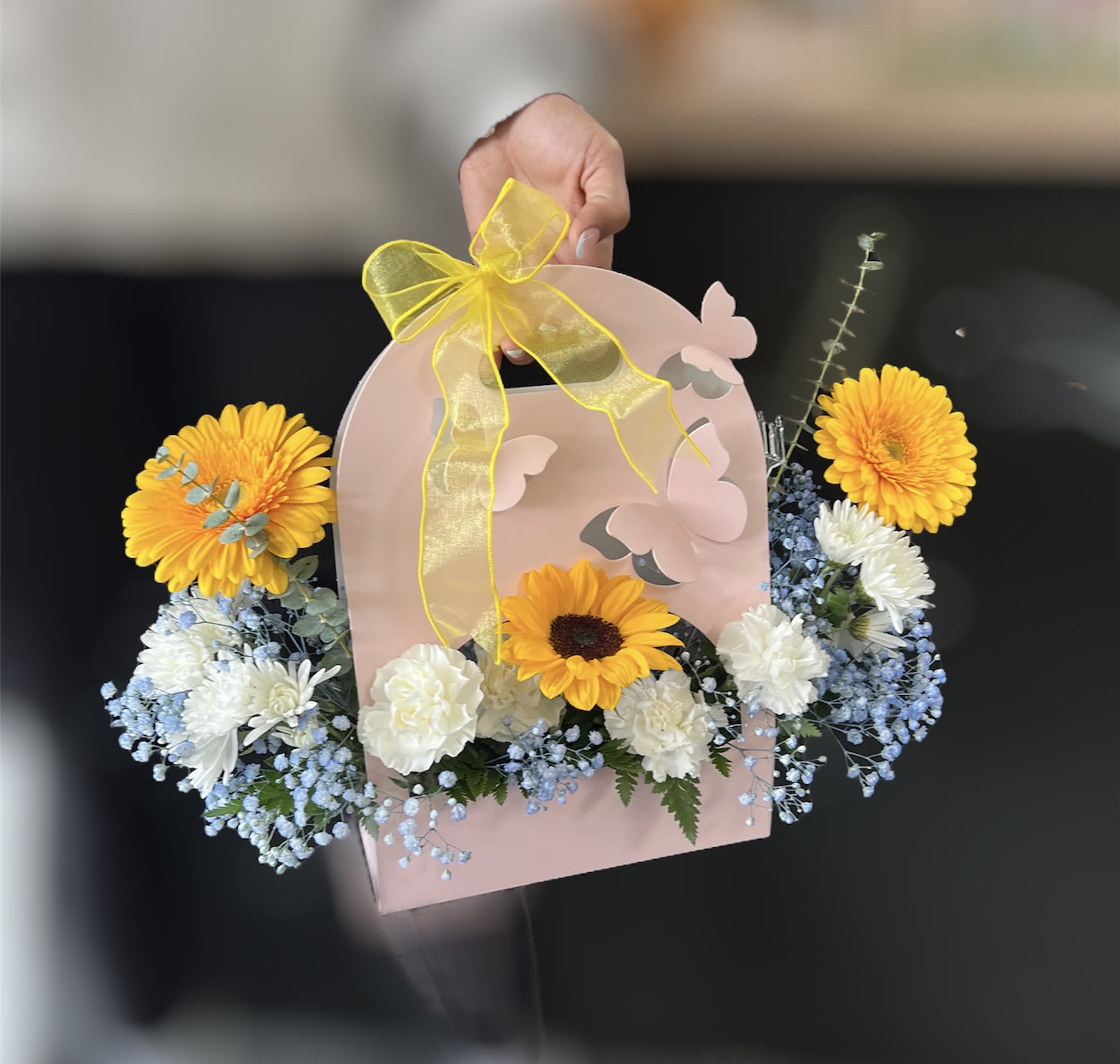 Hand Flower Basket Florist Choice  - Beautiful arrangement with oasis foam with the selection of flower color of your preference.Please specify in the specifications the color of the flowers or the main flower