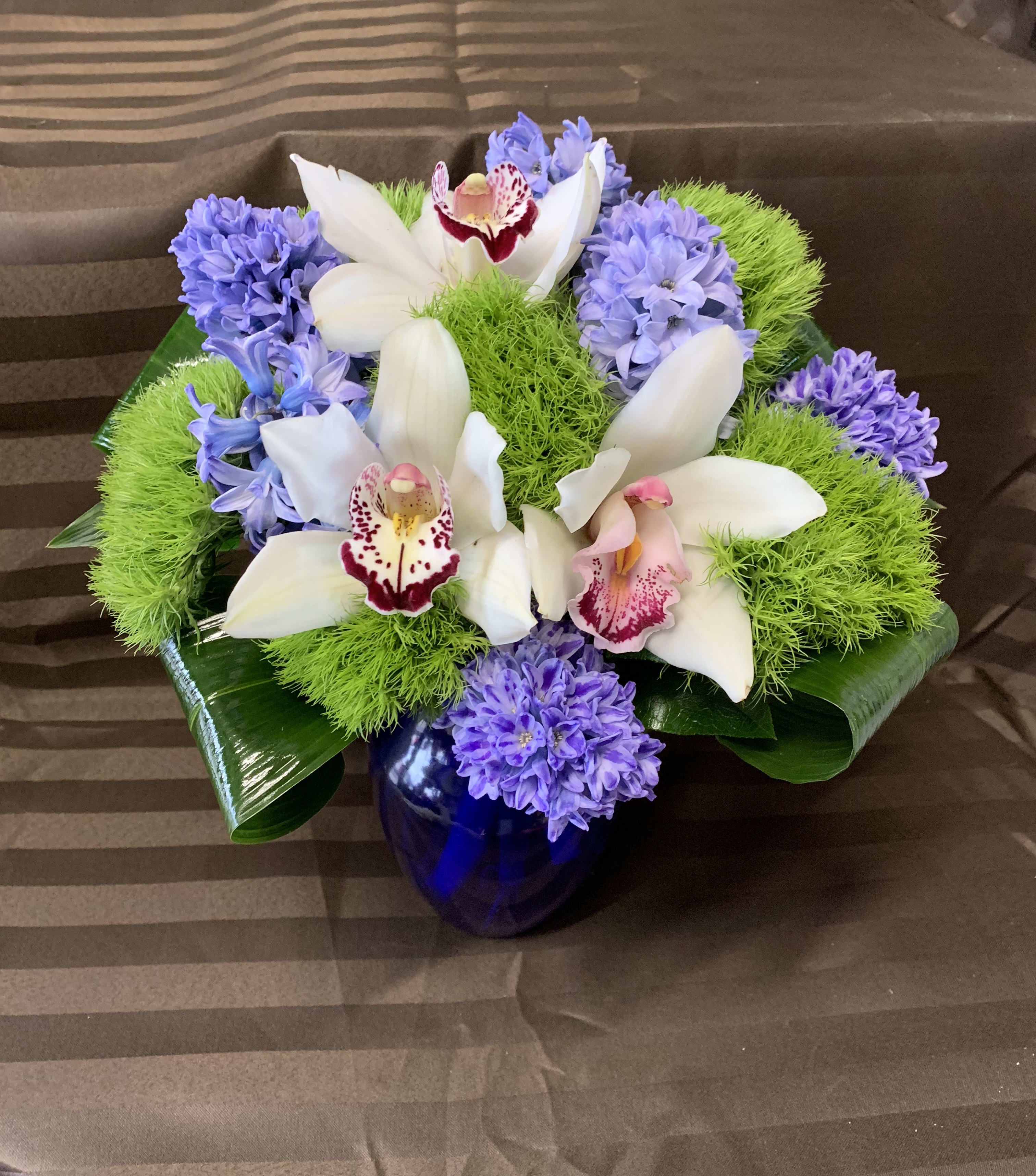 Luna azul - A beautiful flower arrangement with hyacinth, white orchids and  dianthus 