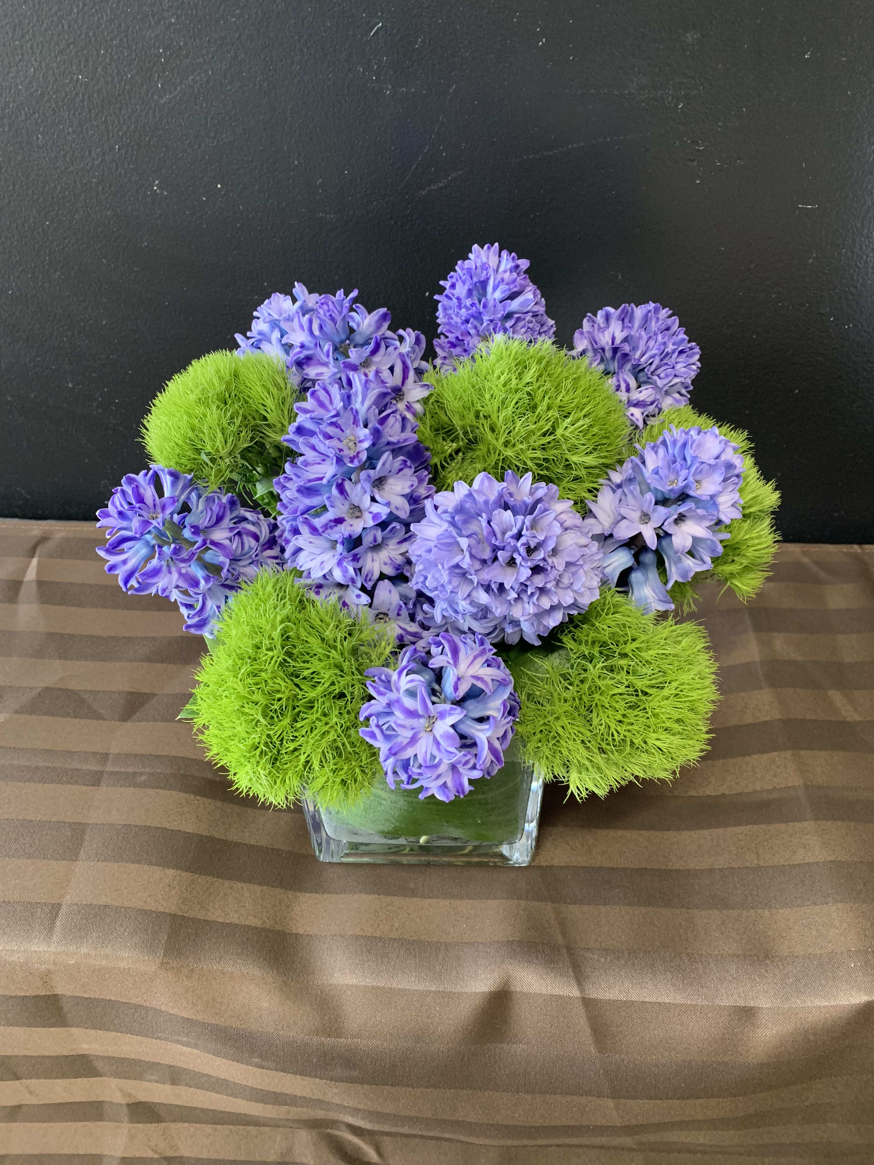 Sweet  hyacinth - A lovely flower arrangement with hyacinth and dianthus. this arrangement is available in two colors you can tell us which one you want in the special instructions