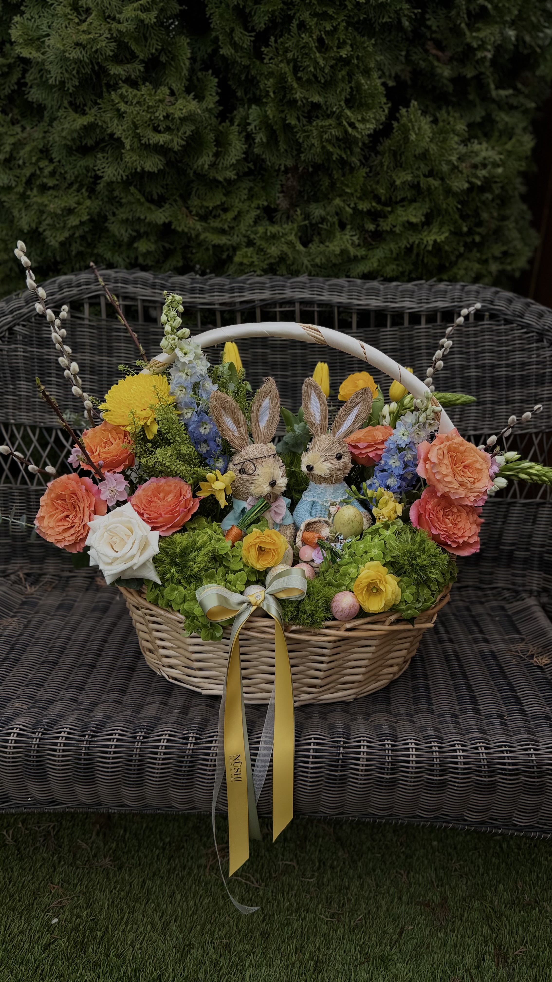 Easter Bunny Garden Basket - Ester basket with fresh flowers, decorative eggs and cute bunnies. Perfect Easter gift!