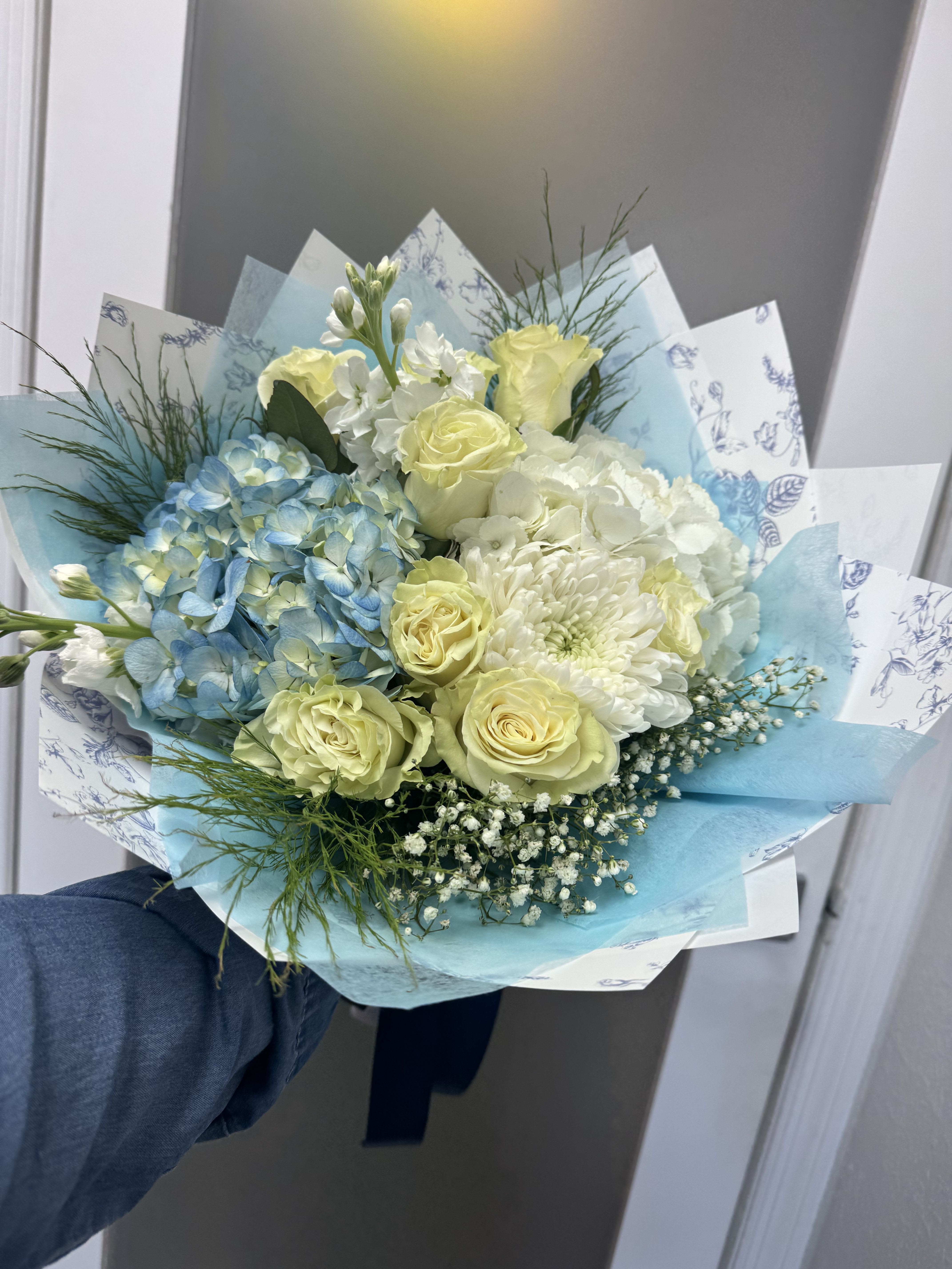 Hydrangeas and roses  - A beautiful wrap in blue and white 