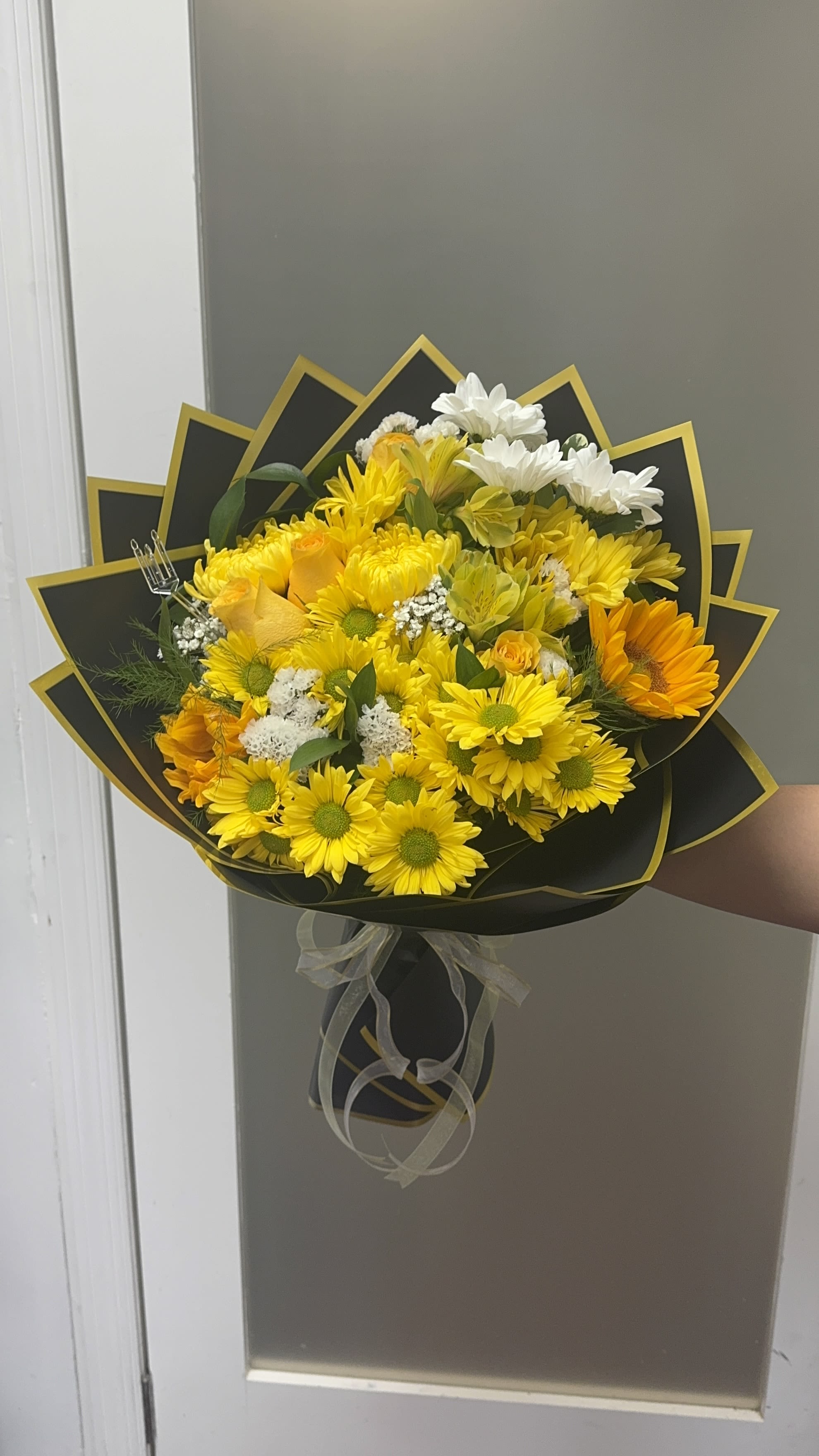 Gold Dream  - Yellow and white flores 