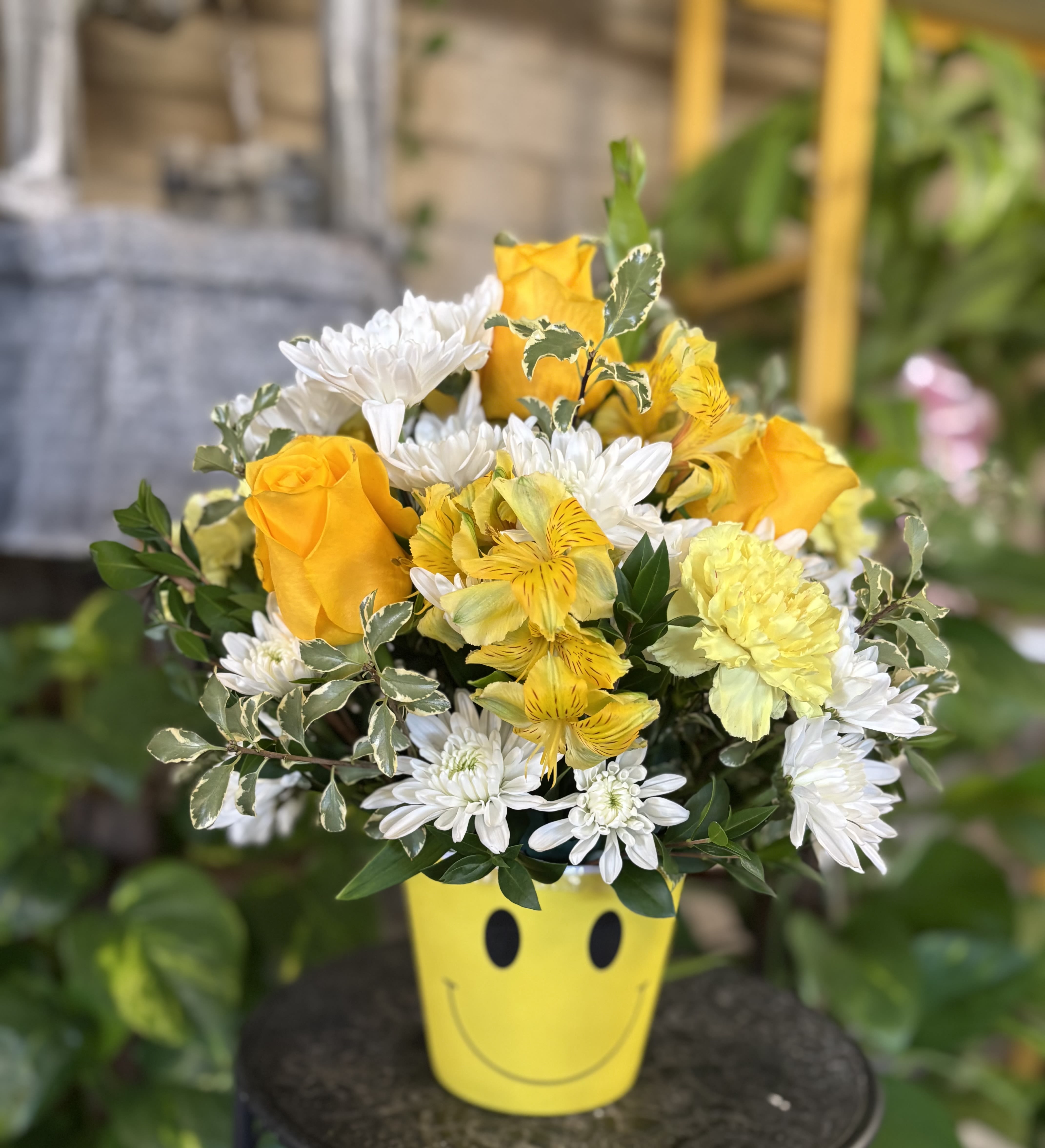 Happy Face Floral  - Fresh flowers in vase 