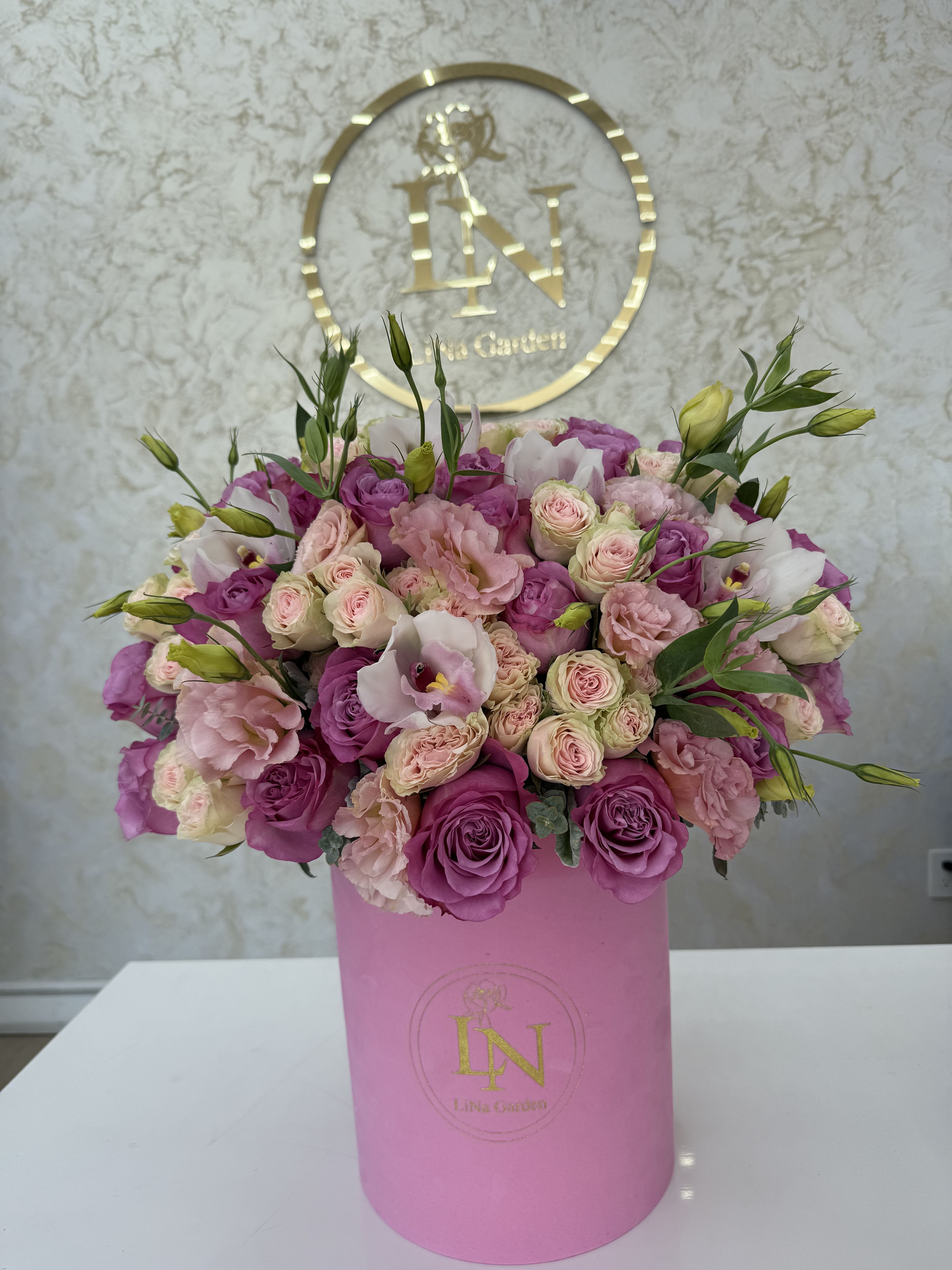 Pink and cream rose bouquet in a pink hat box
