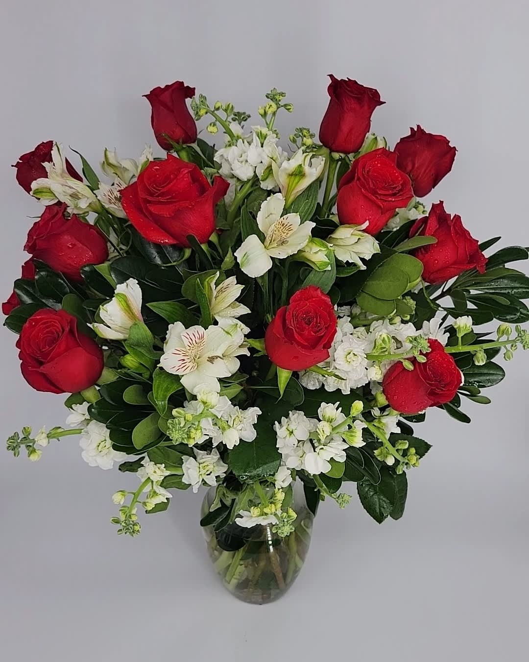 BE MINE (Dozen roses) - A  bouquet of twelve  roses is a romantic way to express your love. The number 12 is often associated with Comipleteness and perfection, a dozen red roses means be mine. 