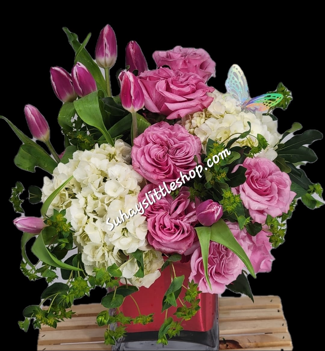 Purple love - This flowers arrangement it's bigger and it comes with 10 Roses. (Picture is showing only 7 Roses)  Medium tall