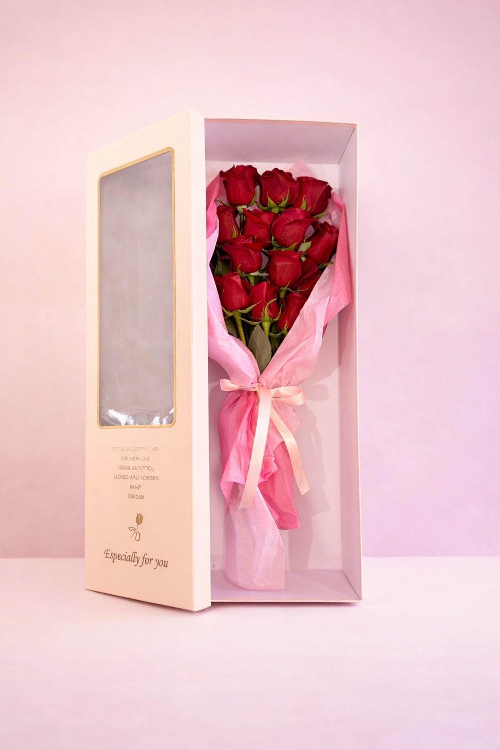 ROSE ROMANCE BOX - English: Premium roses presented in an elegant box with a removable lid. Available in 12, 18, or 24 roses.  Español: Rosas premium presentadas en una caja elegante con tapa removible. Disponible en 12, 18 o 24 rosas.