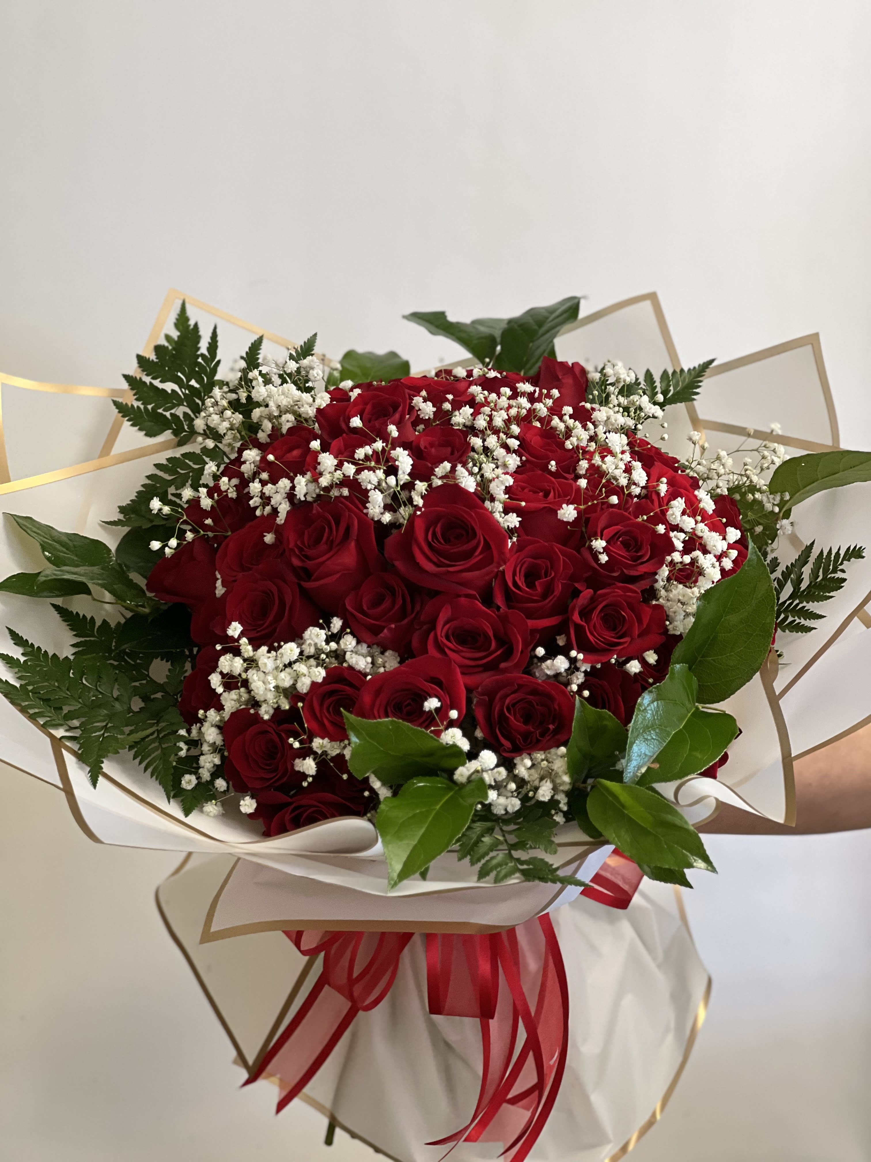  50 Beautiful Roses bouquet wrapped - Roses in a fancy artistic wrap! Impress some one special in your life! You can request the colors you like! Standard: 50 Roses Deluxe 75 Roses Premium 100 Roses 