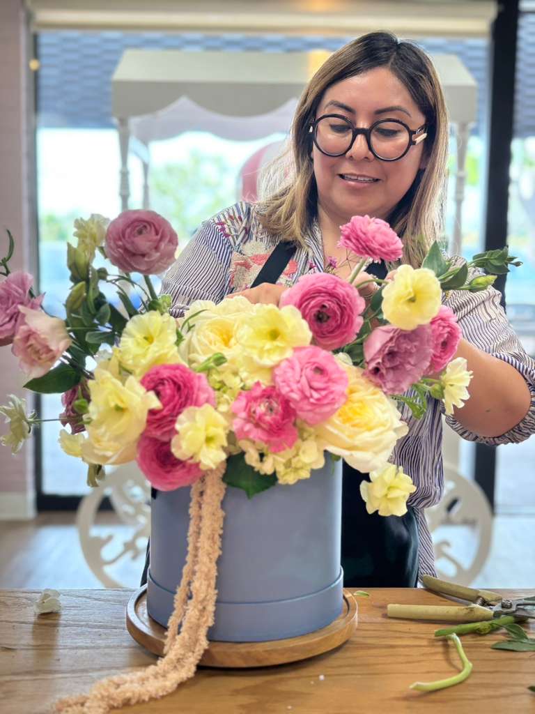 Elegant Garden Flower Box – Pastel Luxury Floral Arrangement - Elegant garden-style flower box with premium seasonal blooms in soft pastel tones, featuring a modern hat box design. Full, airy, and romantic arrangement perfect for birthdays, anniversaries, and special occasions.
