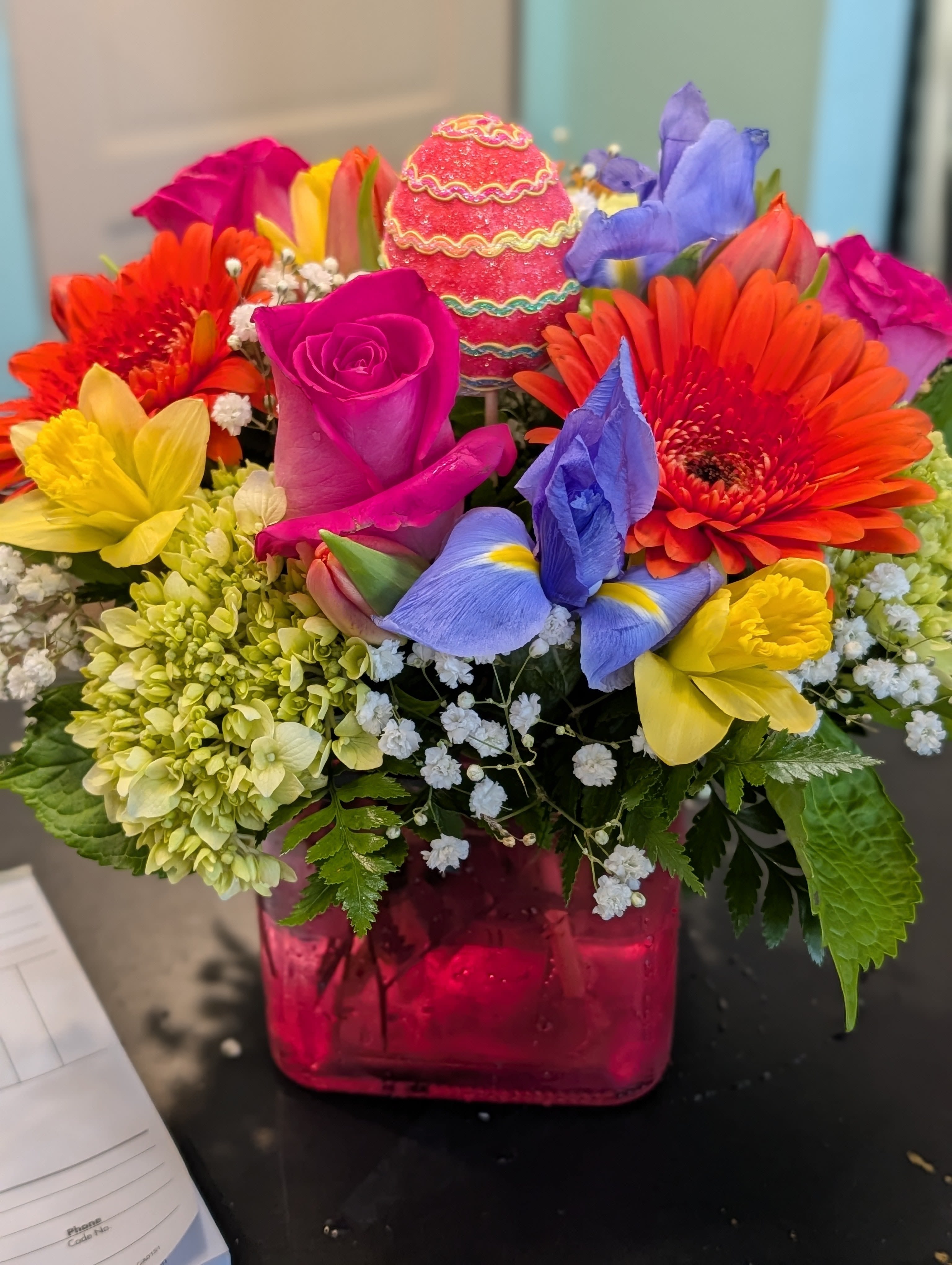 Spring Cube - Bright mixof spring blooms in a glass cube