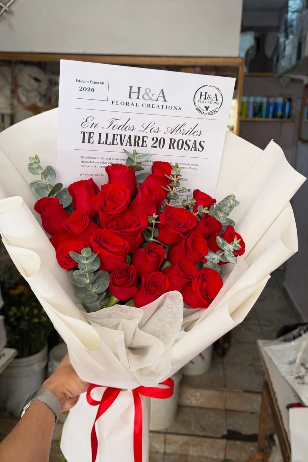 20 rosas de abril  - Un bouquet elegante compuesto por 20 rosas rojas premium, acompañado con delicados toques de eucalipto y envuelto en una presentación sofisticada. Inspirado en la tradición de abril, donde 20 rosas simbolizan amor constante, admiración y un compromiso que florece cada día.