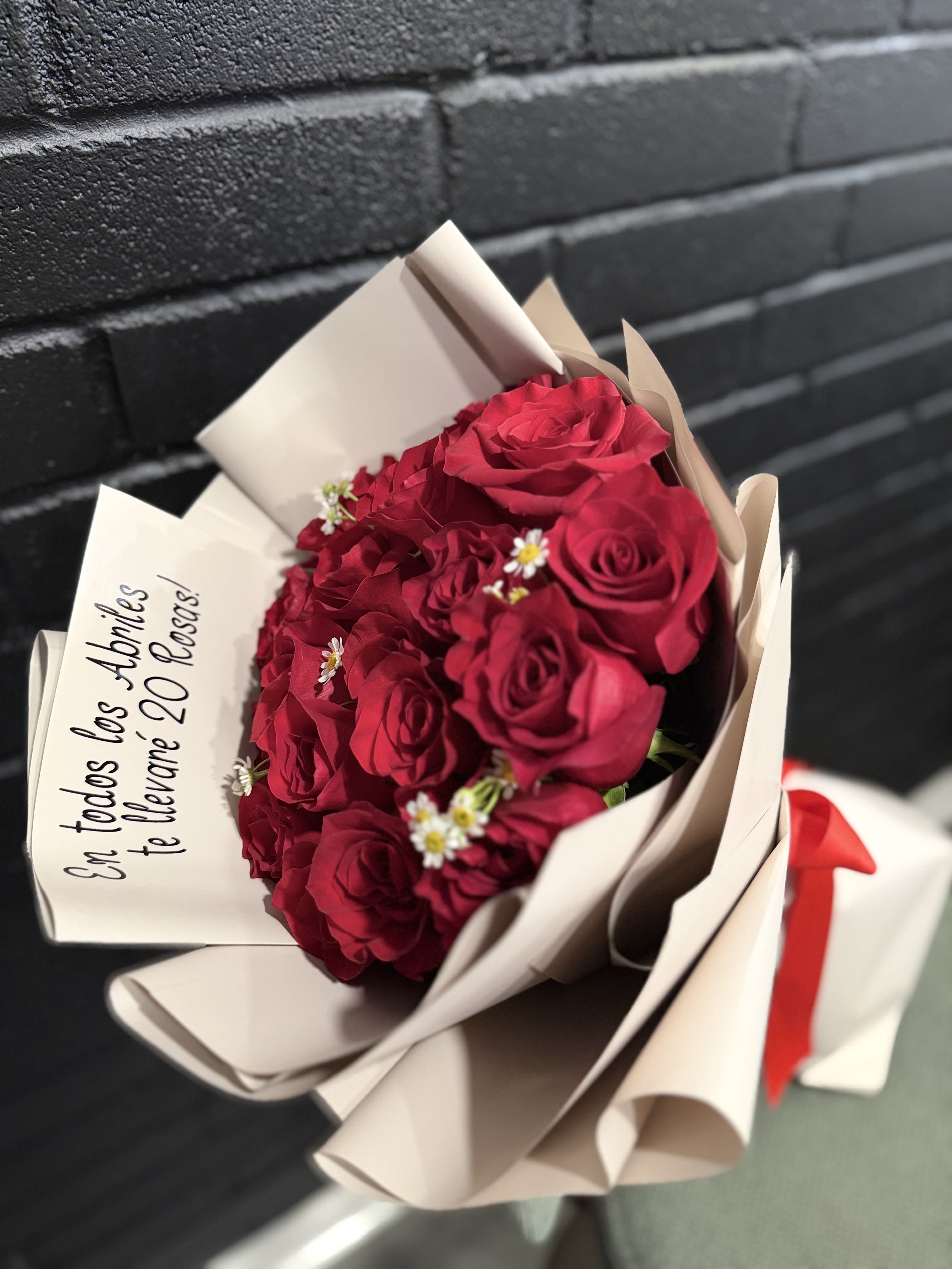 20 Rosas de Abril | April Roses - Celebra la temporada con 20 rosas frescas que transmiten amor, belleza y elegancia. Celebrate the season with 20 fresh roses designed to make any moment unforgettable.  Diseñado con el toque único de Magenta Floral. 