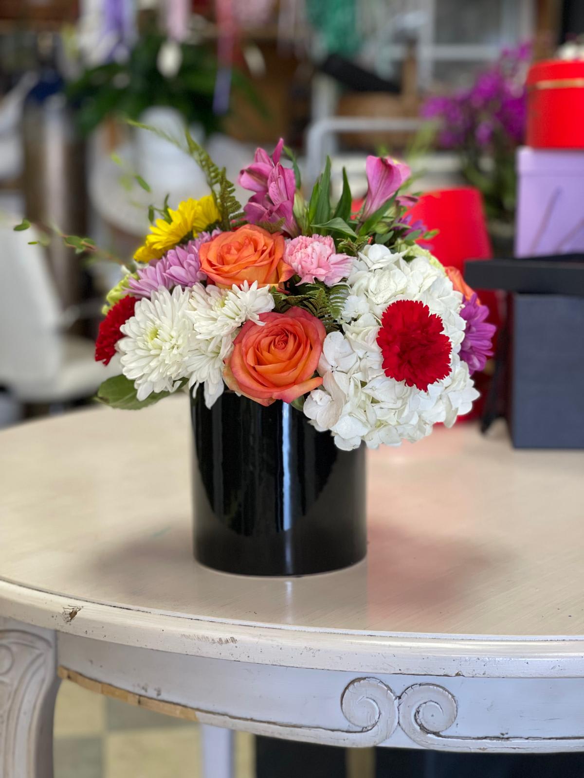 SUNFLOWERS AND ROSES in black or white ceramic vase - Flowers in vase 