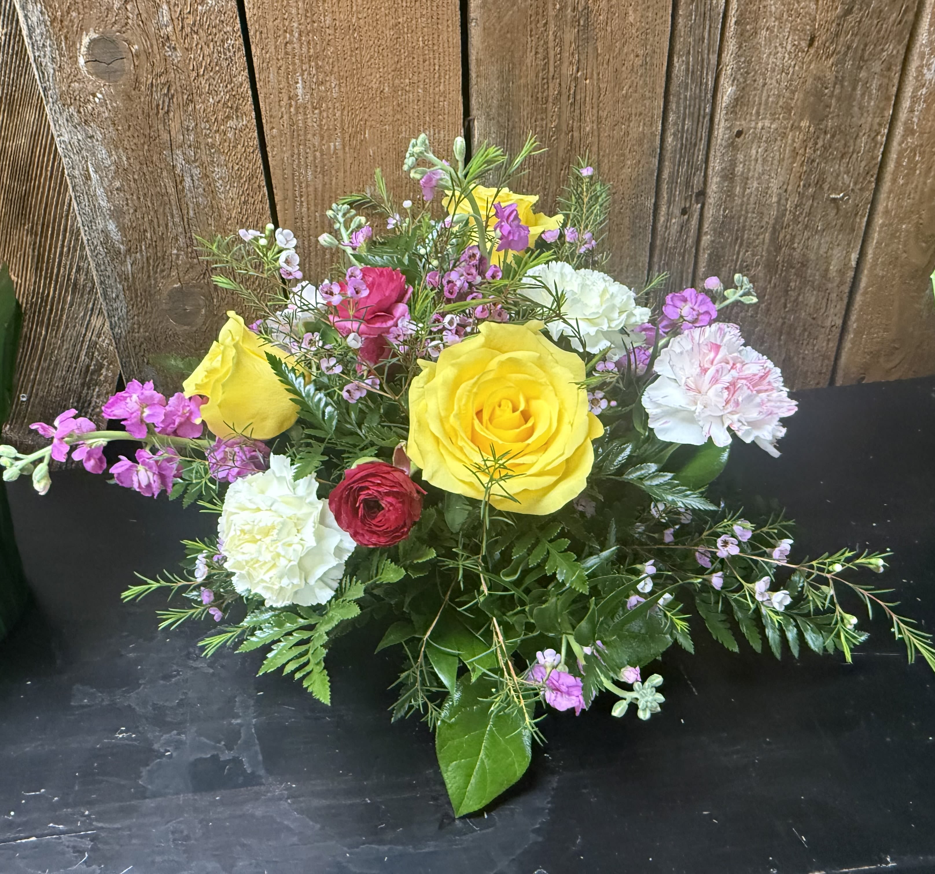 Spring Table Centerpiece - Simple and elegant centerpiece that is perfect for many occasions. 