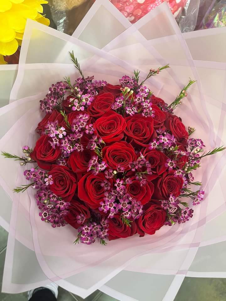 RAMO BUCHON - 18 rosas grandes con relleno fragante, presentado en arreglo compacto y elegante/18 large roses with fragrant filler, presented in a compact and elegant arrangement.