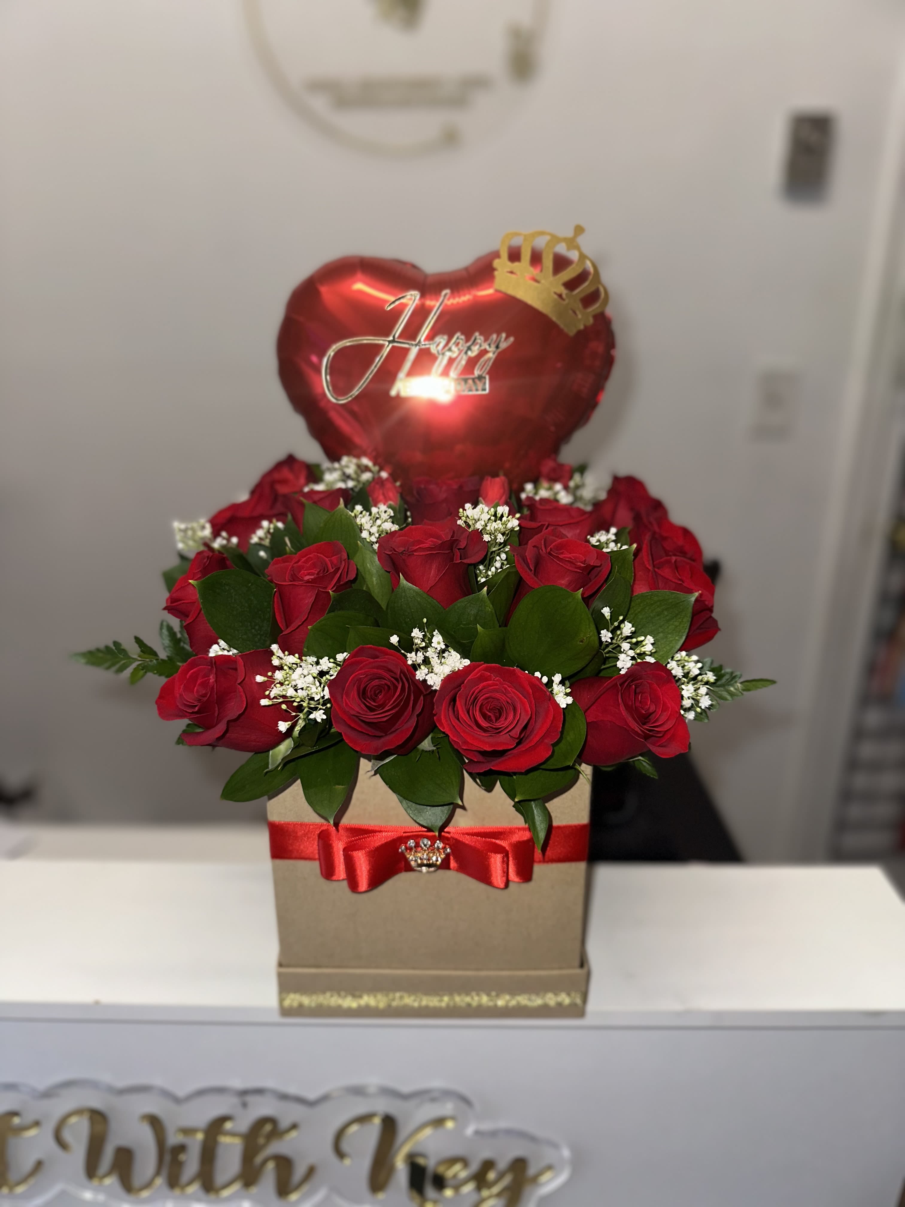 beautiful box with red roses, heart-shaped balloon - beautiful box with red roses, heart-shaped balloon
