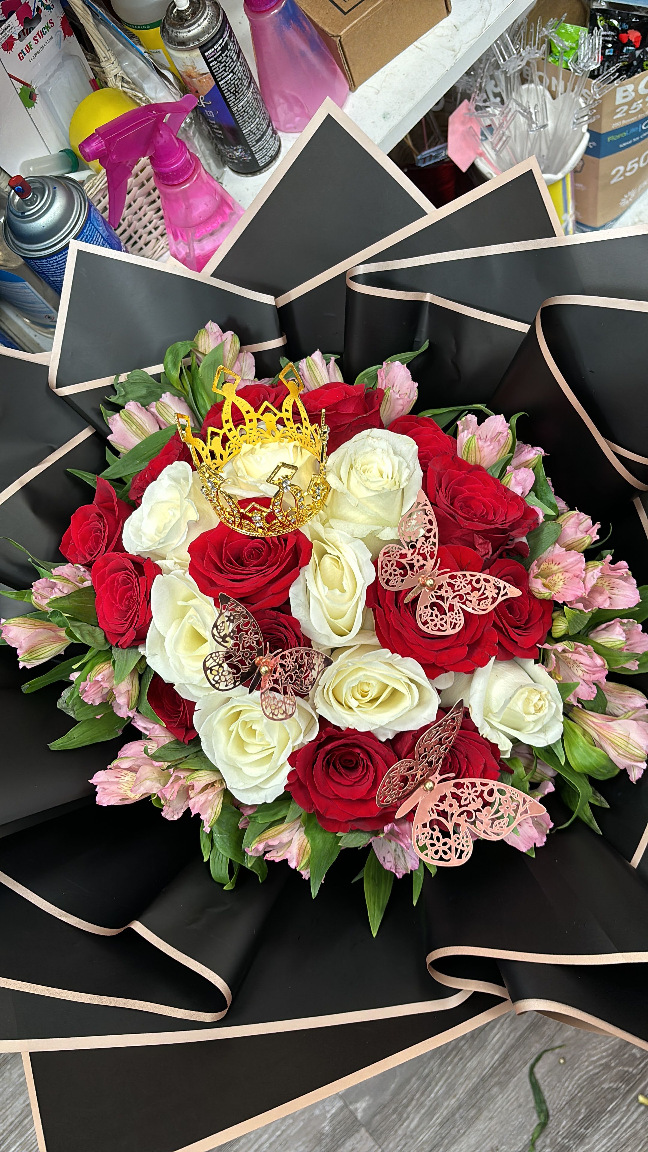 RAMO BUCHON RED &amp; WHITE MIX - 24 ROSAS ROJAS Y BLANCAS CON ASTROMENIAS CON DETALLE DE MARIPOSA Y CORONA/24 RED AND WHITE ROSES WITH ASTROMELIAS WITH BUTTERFLY AND CROWN DETAIL
