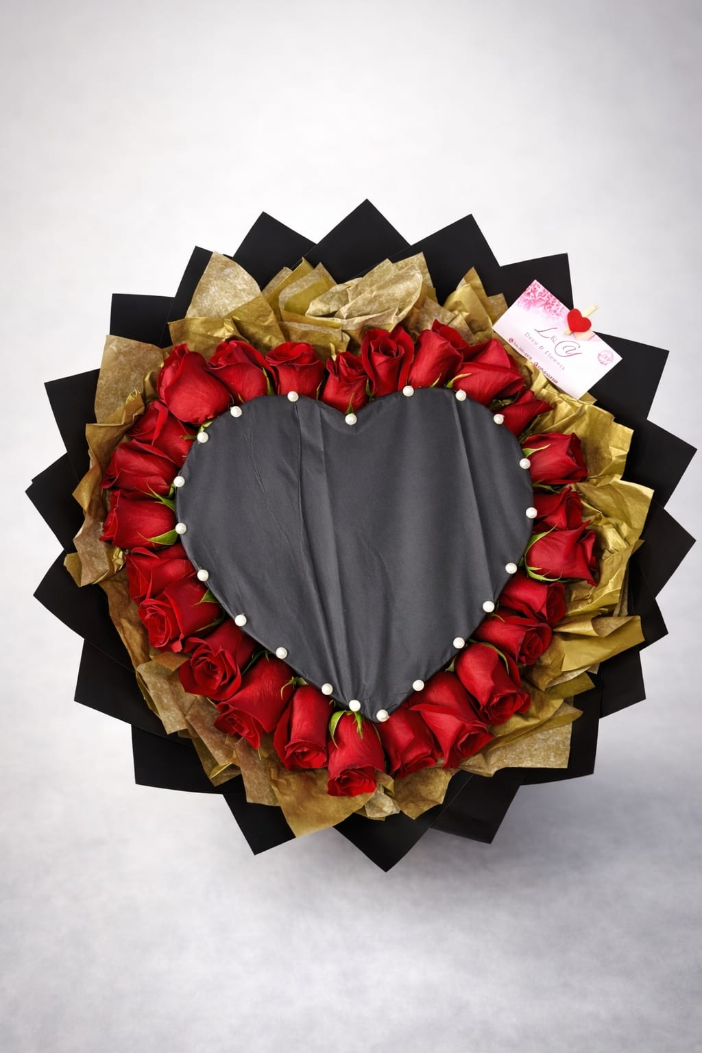 Corazon de fuego Secreto - Un amor q arde .. y guarda unsecreto,modern ramo de fuego en el interior del Corazon se esconde un mensaje oculto, protejido por un delicado paper q solo revela su verdad cuando es quemado.. creando un momento intimo