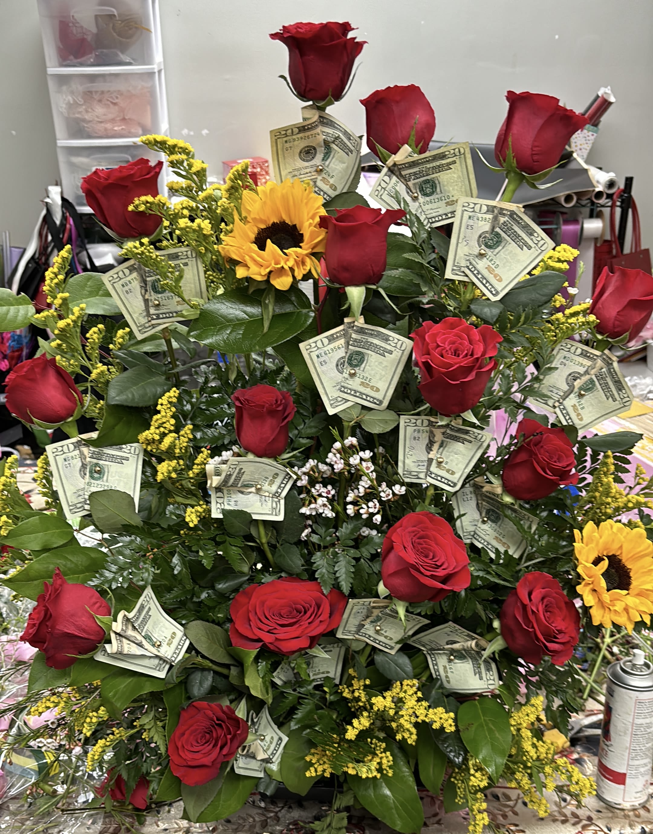 CUSTOMIZABLE ARRANGEMENT OF RED ROSES WITH SUNFLOWERS/ARREGLO PERSONALIZABLE DE ROSAS ROJAS Y GIRASOLES - CUSTOMIZABLE ARRANGEMENT OF RED ROSES WITH SUNFLOWERS/ARREGLO PERSONALIZABLE DE ROSAS ROJAS Y GIRASOLES