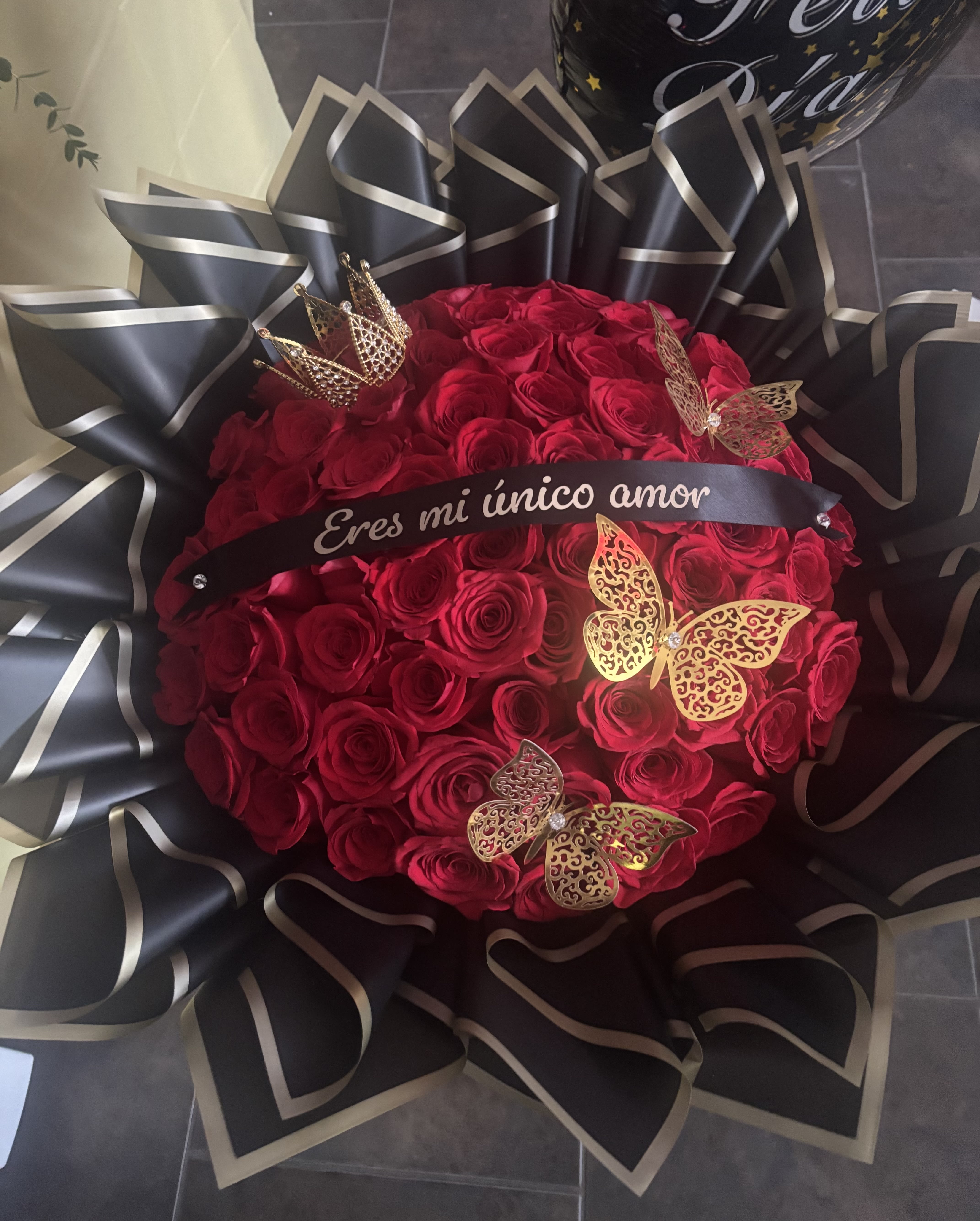 RAMO BUCHON 50 CON LISTON/WITH RIBBON - RAMO BUCHON DE 50 ROSAS ROJAS CON LISTON PERSONALIZABLE Y DETALLE DE MARIPOSA Y CORONA/BUCHON BOUQUET OF 50 RED ROSES WITH CUSTOMIZABLE RIBBON AND BUTTERFLY AND CROWN DETAIL