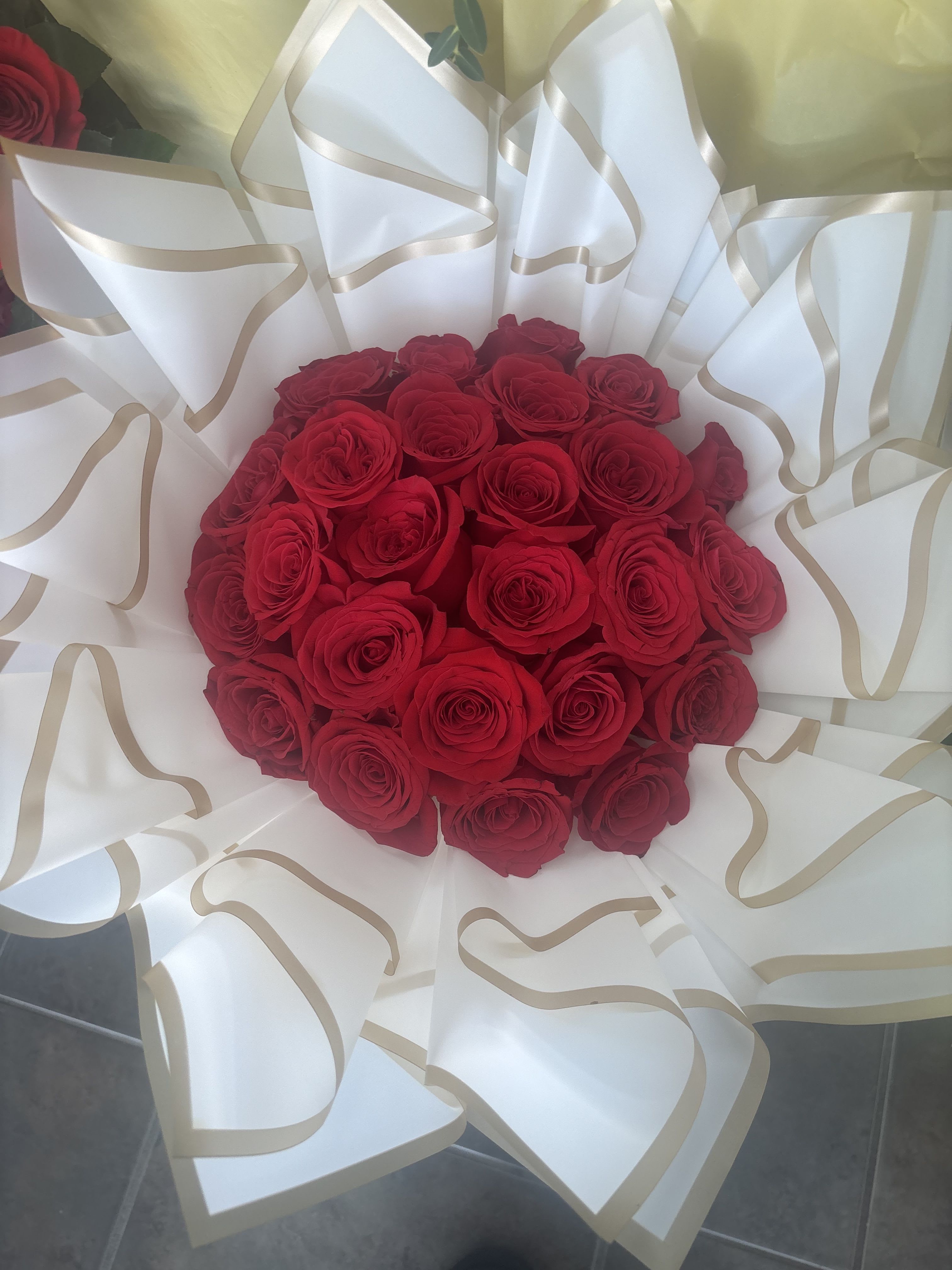 RAMO BUCHON 24 - RAMO BUCHON DE 24 ROSAS CORTAS/BUCHON BOUQUET OF 24 SHORT ROSES