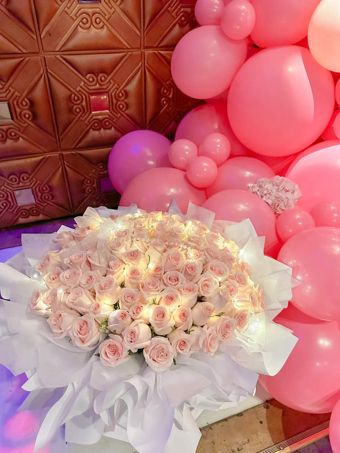 [FRESH FLOWER] 99 sweet Pink rose elegant pearl bouquet - 99 fresh Light Pink rose  Comes with Fairy Bow and String of decorative pearl and LED Lights.  *At least  1-2 weeks in advance for ordering 99 stems Fresh roses.