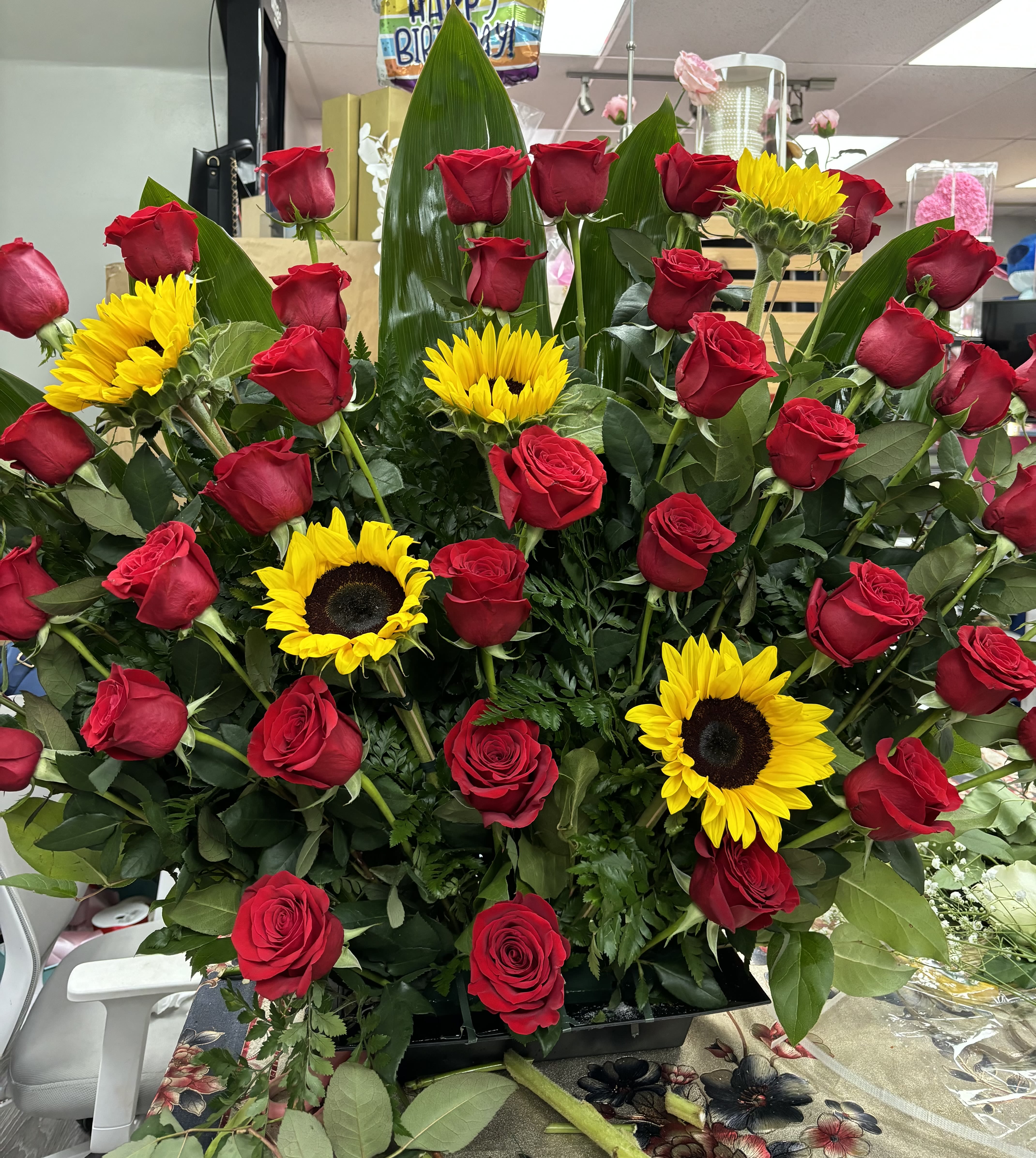 50 ROSAS ROJAS Y 5 GIRASOLES/50 RED ROSES AND 5 SUNFLOWERS - 50 ROSAS ROJAS Y 5 GIRASOLES/50 RED ROSES AND 5 SUNFLOWERS
