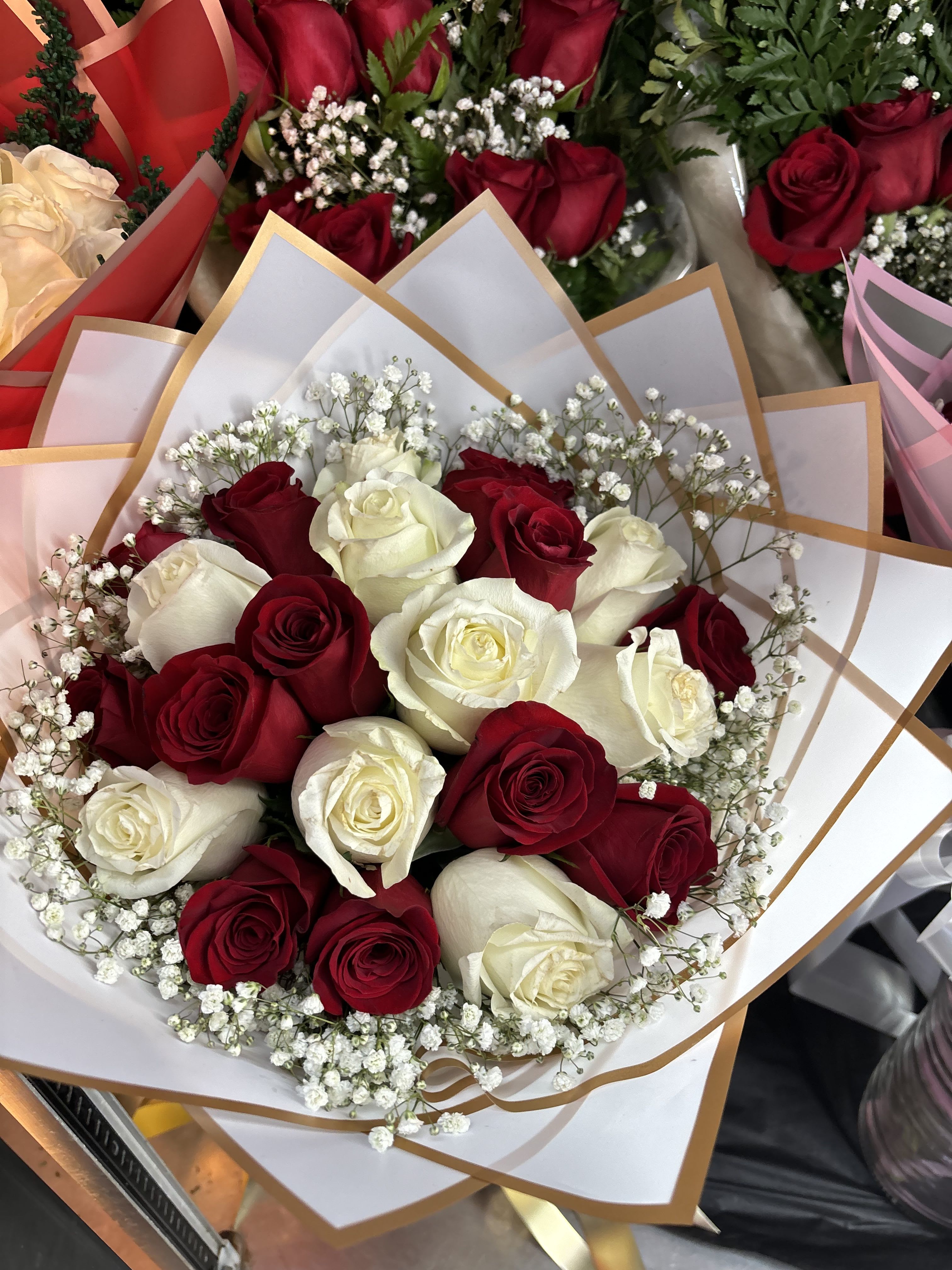 RAMO BUCHON CON NUBE/BUCHON BOUQUET WITH BABY'S BREATH - RAMO BUCHON CON ROSAS ROJAS Y BLANCAS CON NUBE/BUCHON BOUQUET WITH RED AND WHITE ROSES WITH BABY'S BREATH