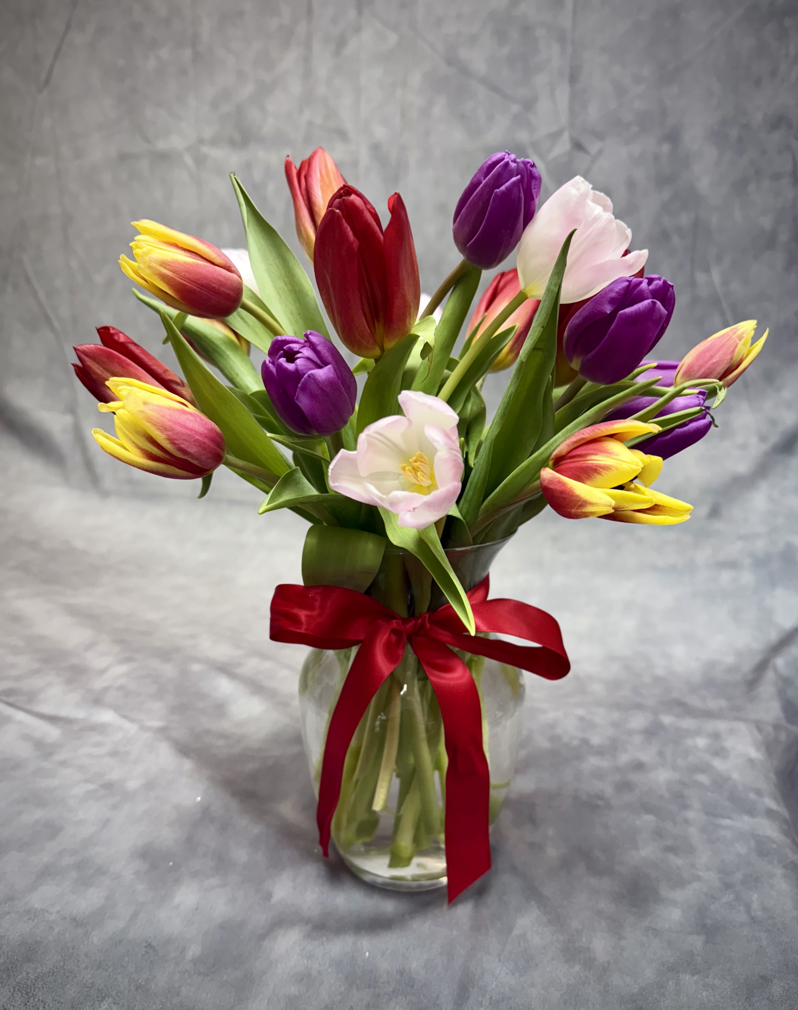 Tulip lovers vase - A charming arrangement of fresh vibrant tulips in a vase , bringing joy and beauty to any occasion   Flowers colors varies depending on availability.