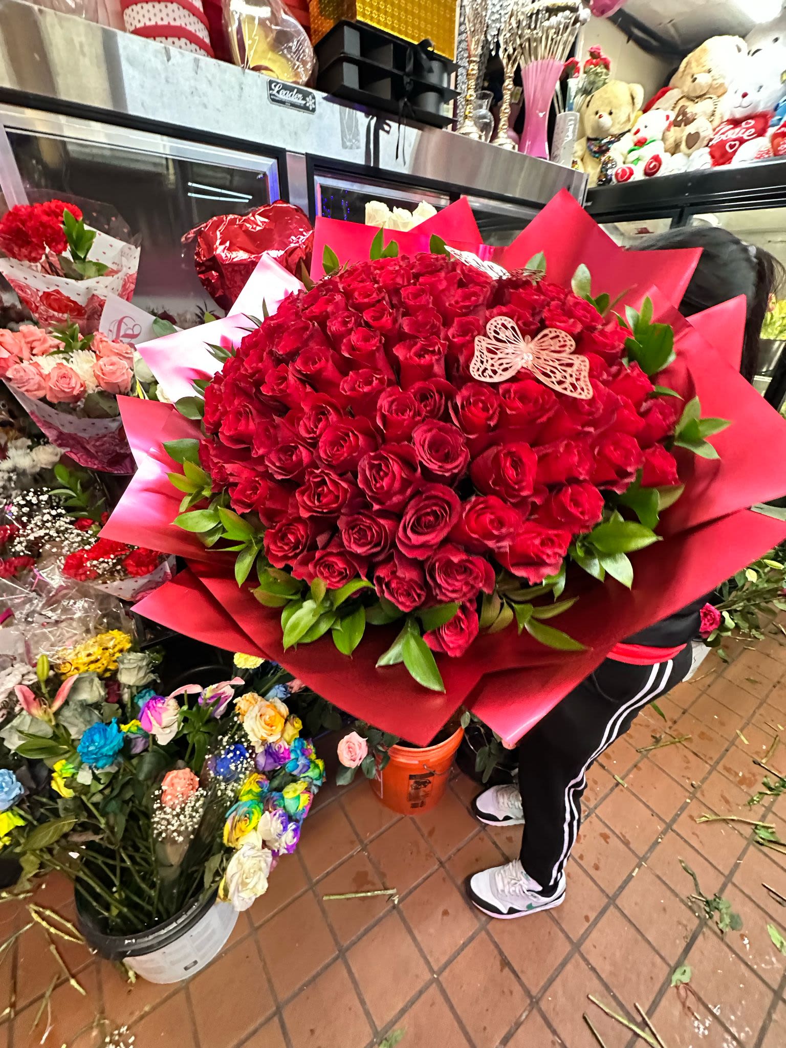 100 Rose bouquet!!  - ( Must be ordered with 1 day of anticipation) (Must Specify the color) 