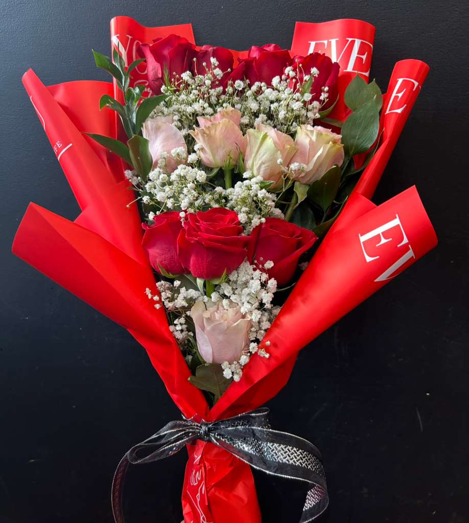 Red &amp; Pink vertical love bouquet - Our special red &amp; pink love vertical bouquet! Show how much you love your significant other with this tall verticial bouquet made up of red &amp; pink roses!