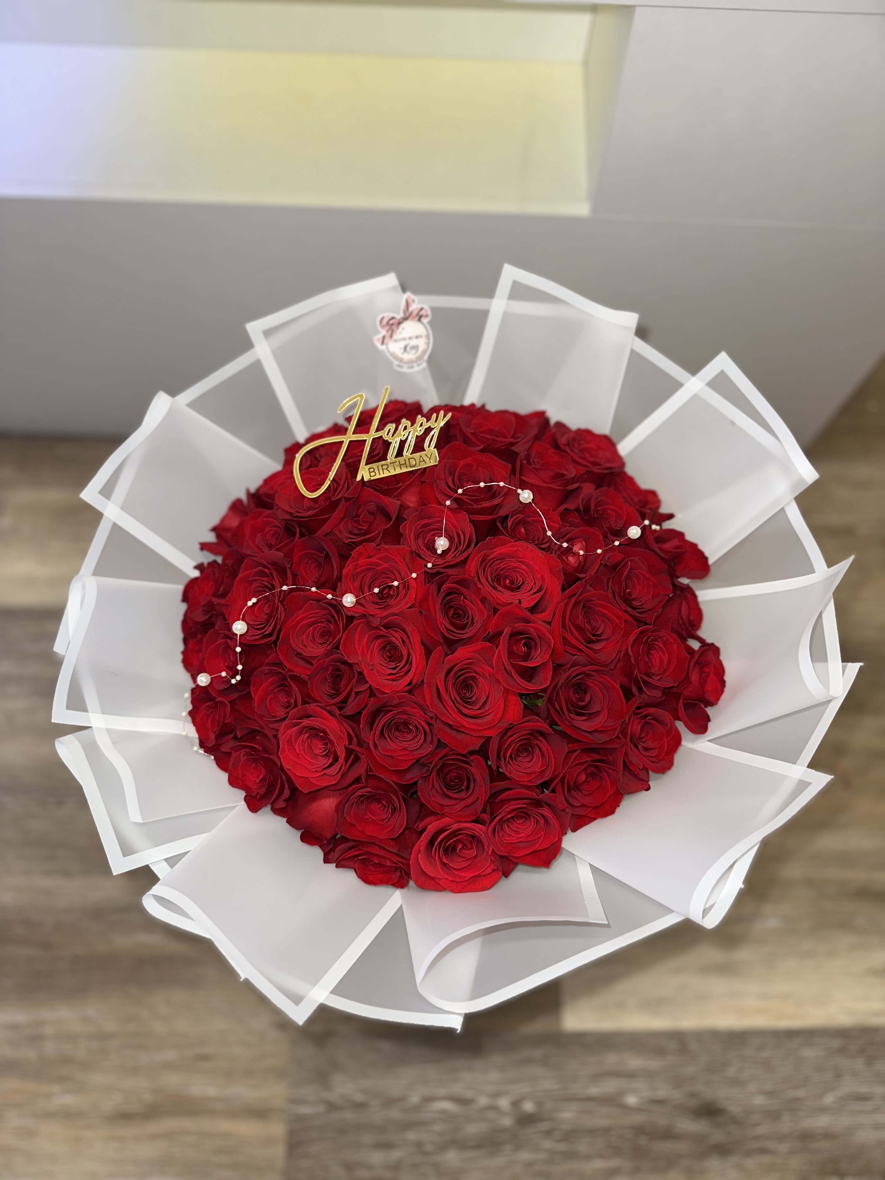 Beautiful bouquet (buchón) decorated with pearls, happy birthday topper (you can change the topper to i love you, happy anniversary) - Beautiful bouquet (buchón) decorated with pearls, happy birthday topper (you can change the topper to i love you, happy anniversary)