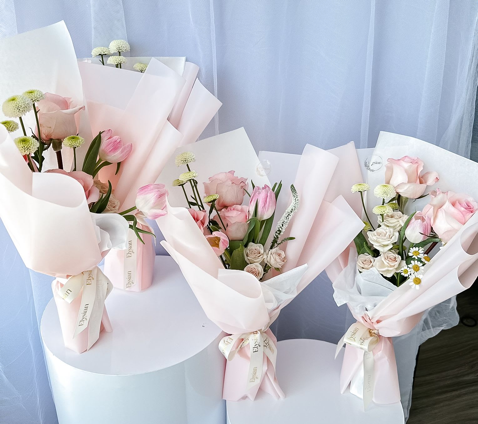 Designer´s Choice - Each bouquet is crafted with love, featuring a harmonious blend of textures, colors, and shapes. Showcasing the freshest and most exquisite flowers available, it’s a true masterpiece tailored to elevate any moment.  Trust our expertise to create something extraordinary—a bouquet that celebrates the uniqueness of every occasion with unmatched elegance and creativity.  Disclaimer  Flower varieties and exact shades may vary based on seasonal availability. Substitutions may be made while maintaining the overall color palette, style, and value of the arrangement to ensure the freshest blooms and the highest design quality.