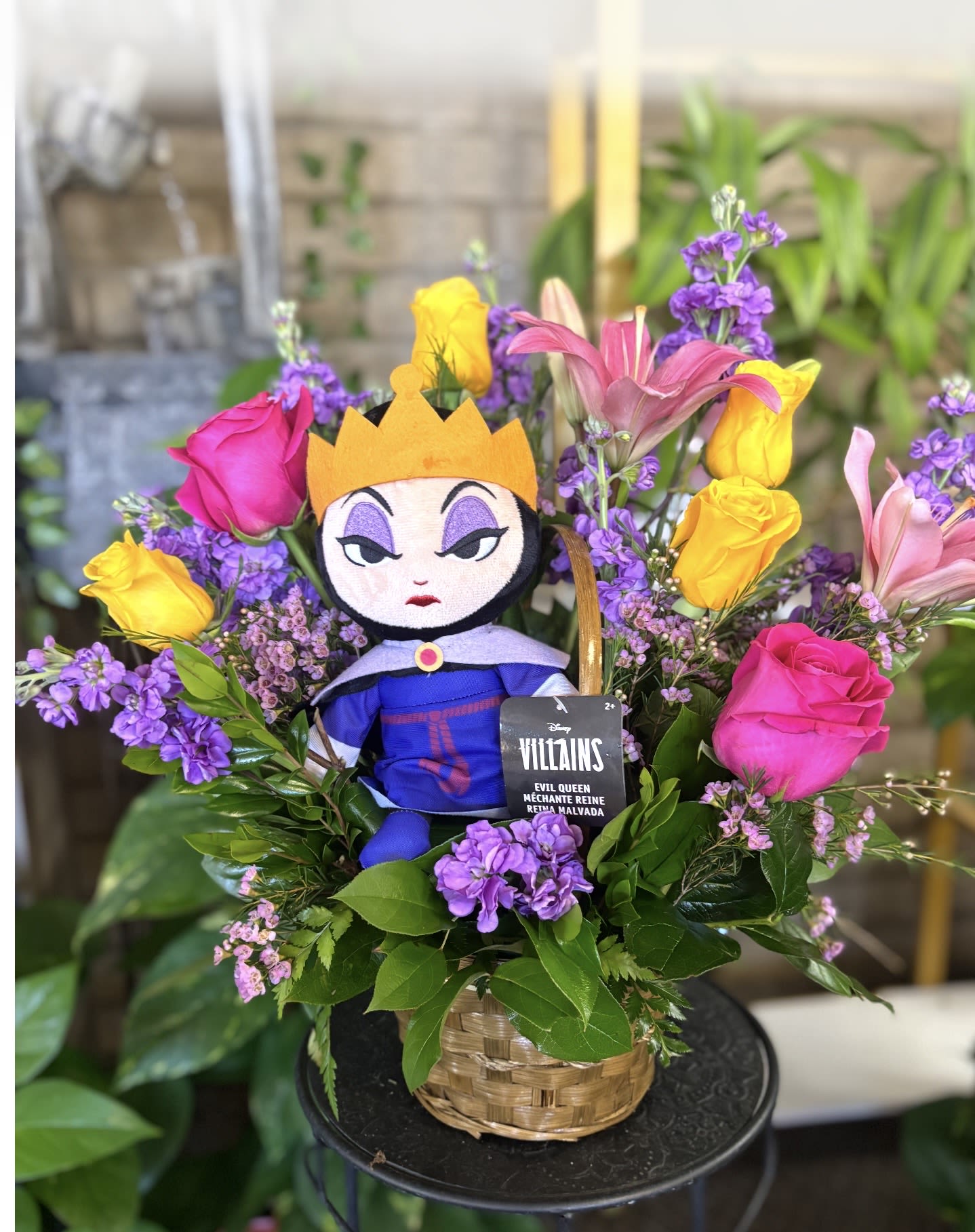 Wicked Queen - Fresh flowers in basket 